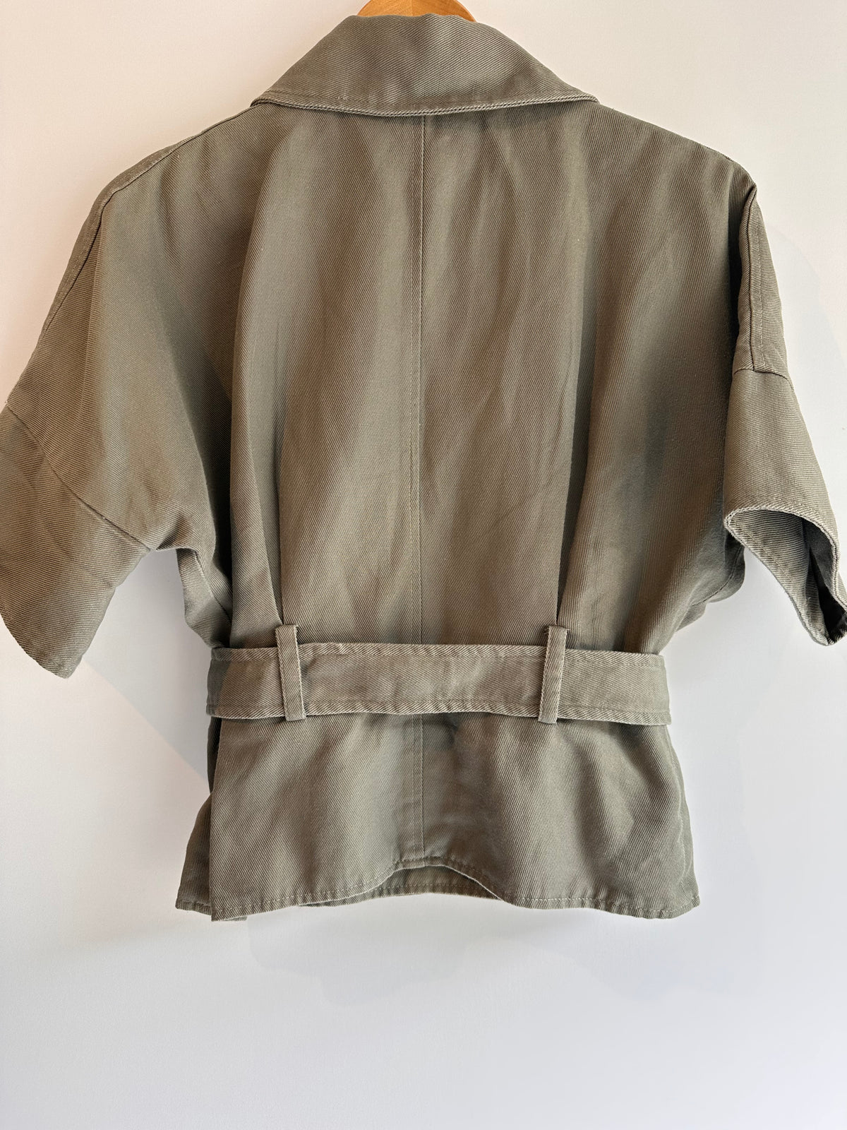 Cori · Blusa estilo trench coat mini – cinza – Tam. P