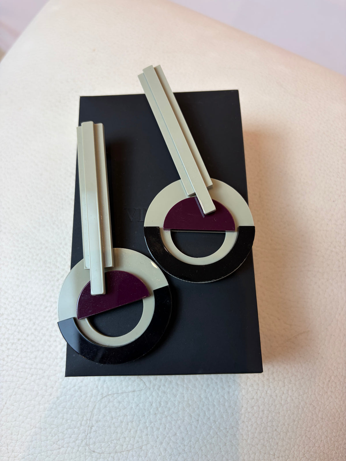 Brinco atelier Minima – cinza