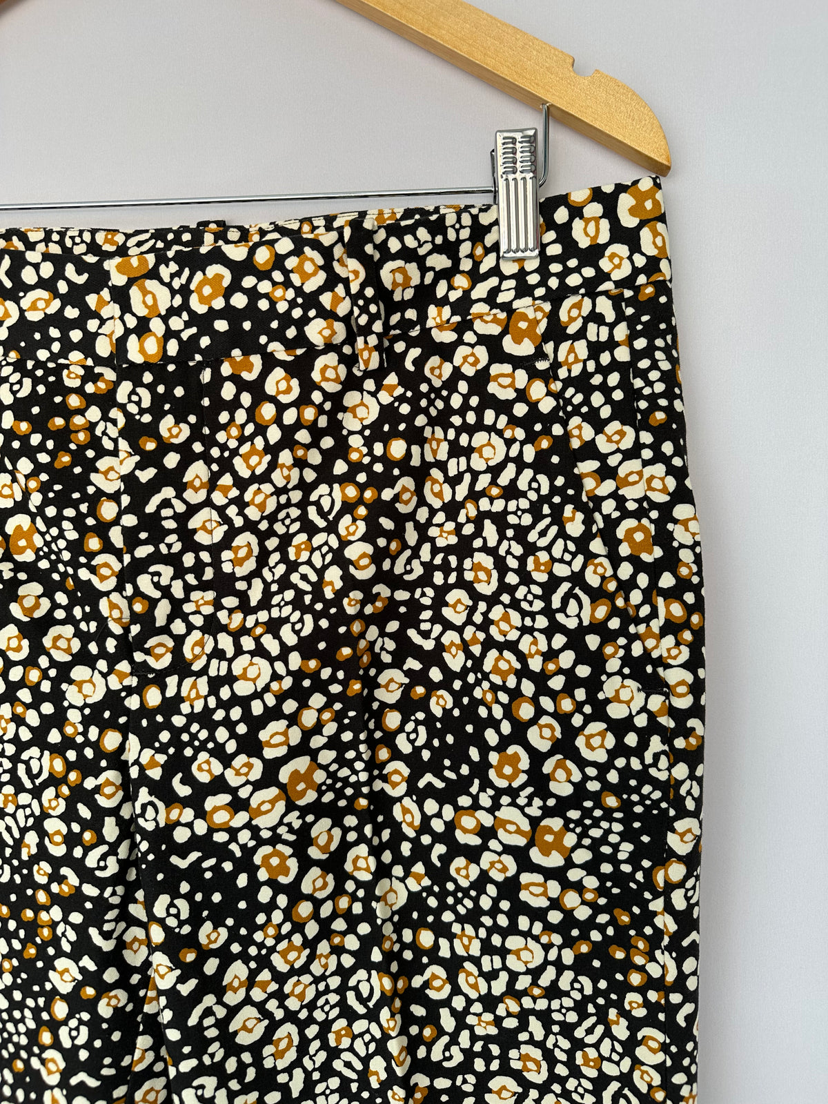 Zara · Calça estampada – fundo preto com estampa – Tam. M