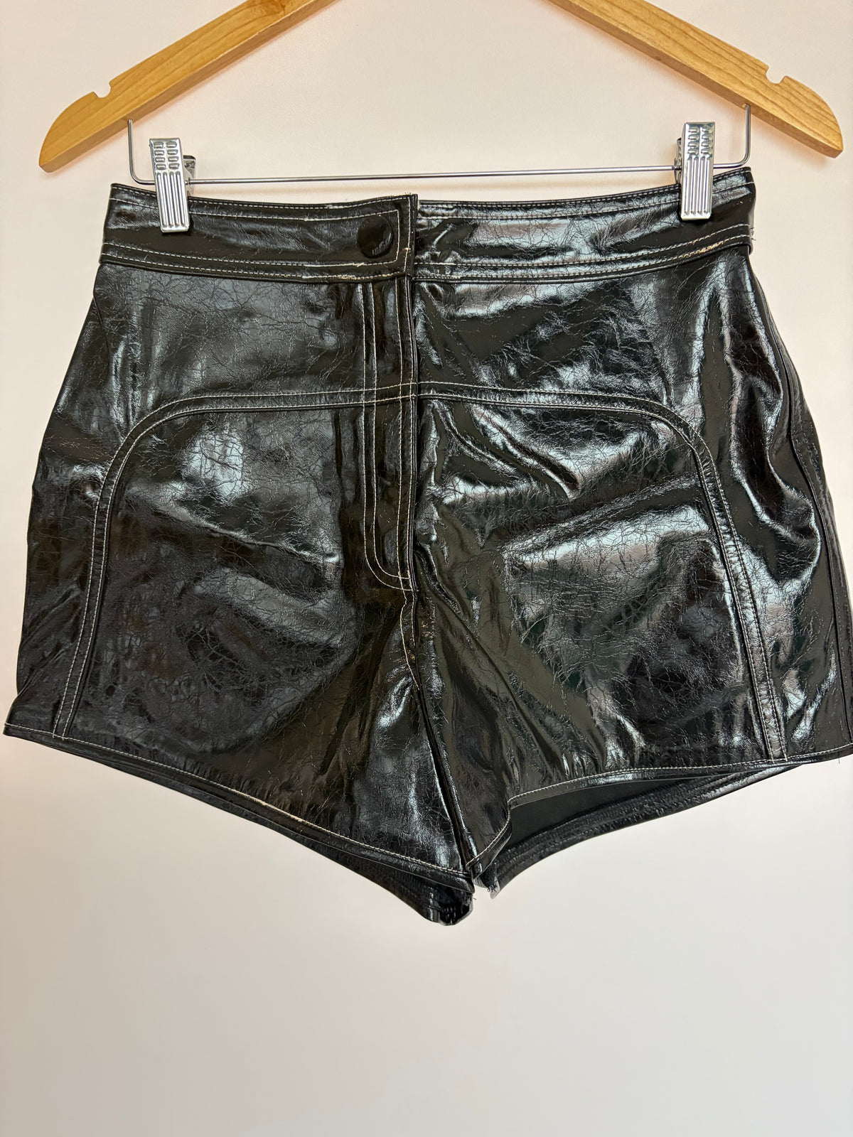 Open · Short em PU envernizado – preto – Tam. P