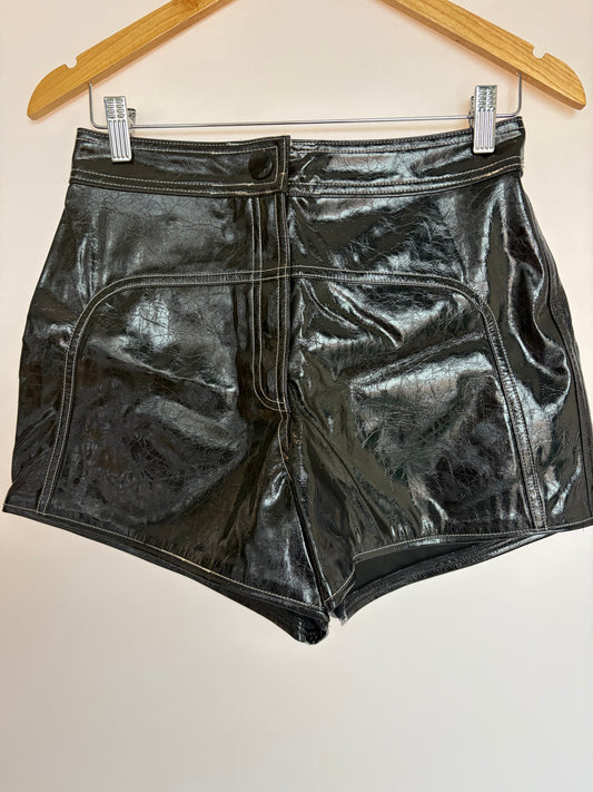 Open · Short em PU envernizado