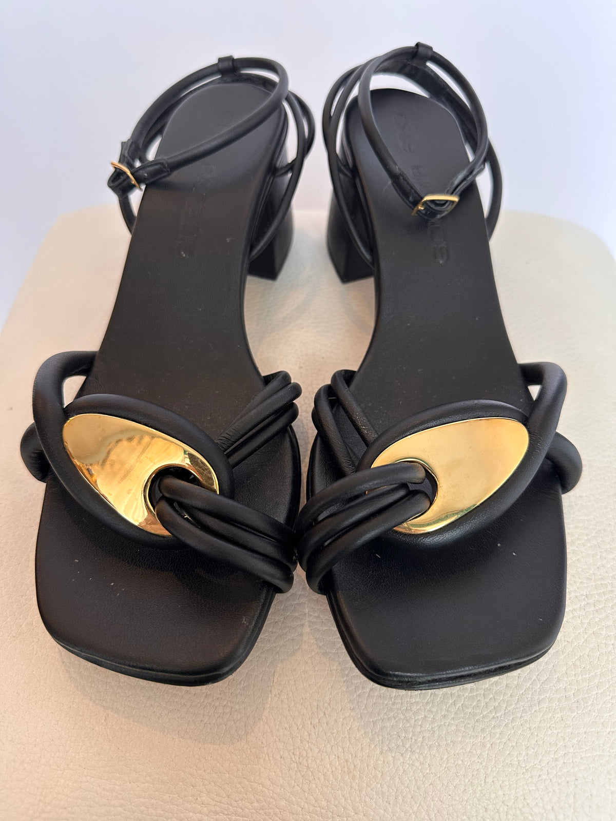 Cris Barros · Sandália com detalhe dourado 38