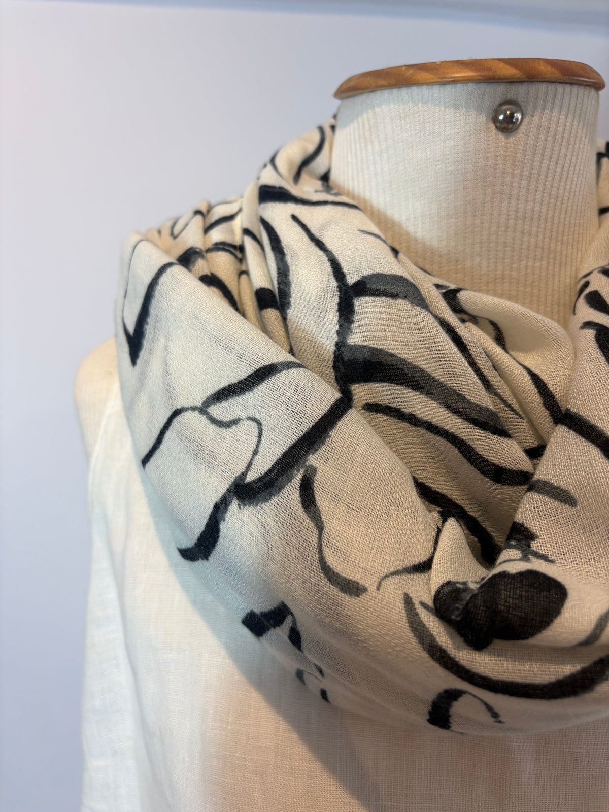 Mango · Pashmina – branco com estampa marinho