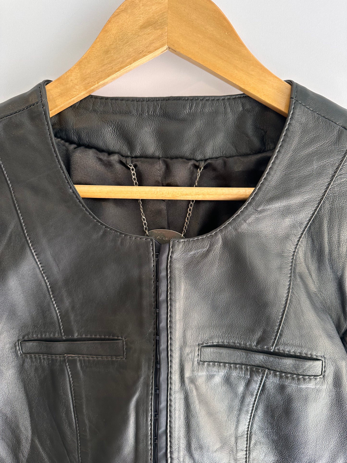 Ateen · Blusa em couro fechamento em colchetes