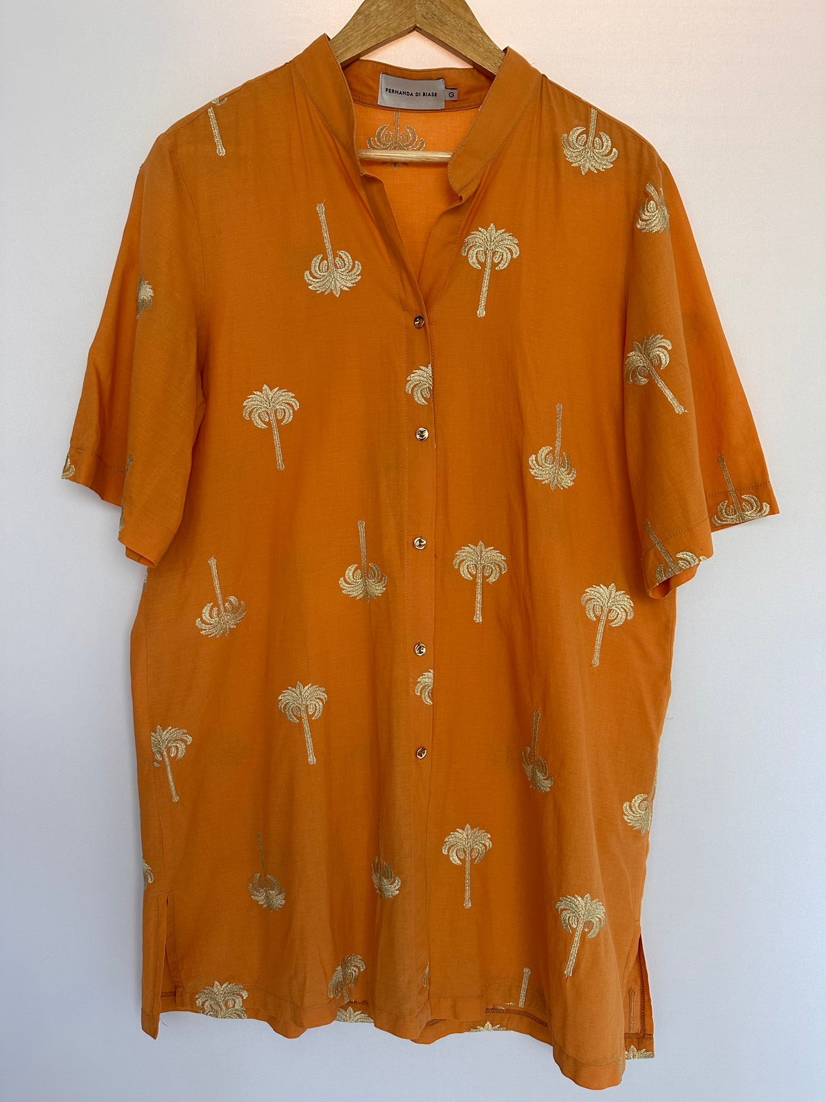 Fernanda Di Biase · Camisa bordada coqueiros – coral com bordado dourado – Tam. G
