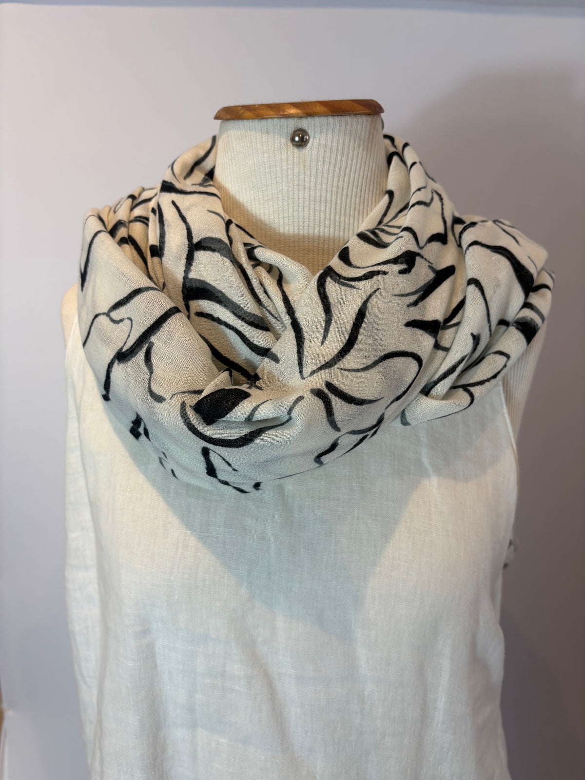 Mango · Pashmina – branco com estampa marinho