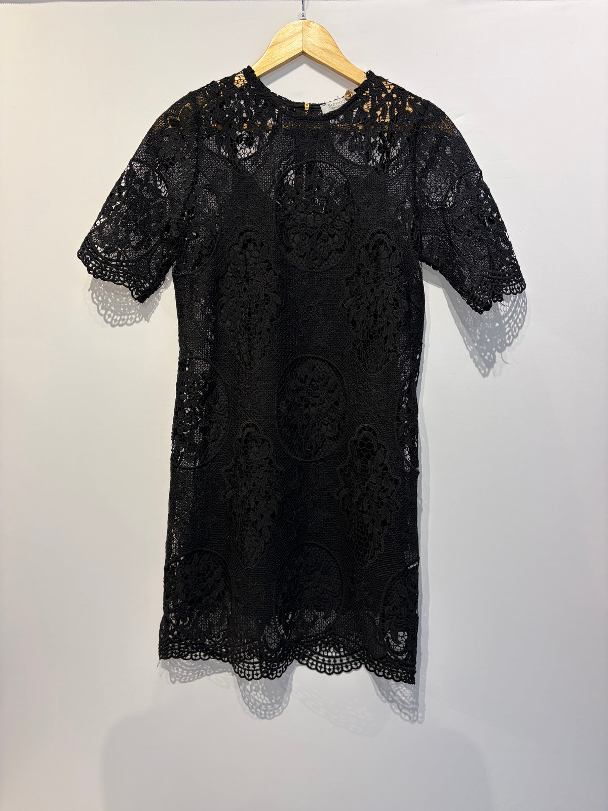 Outra · Vestido em renda com combinação Krishna