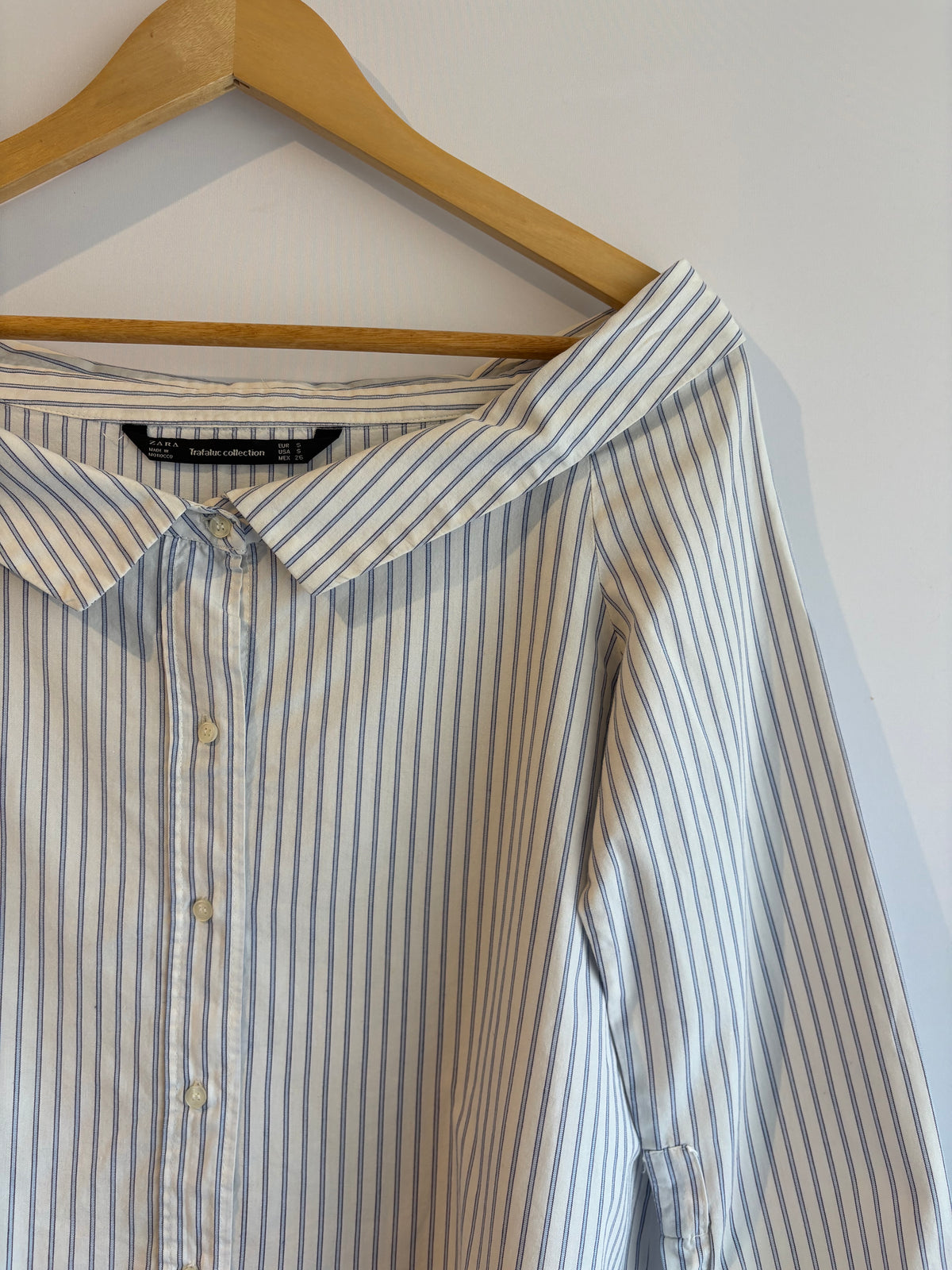 Zara · Camisa gola ombro a ombro – branco com listras azul – Tam. P