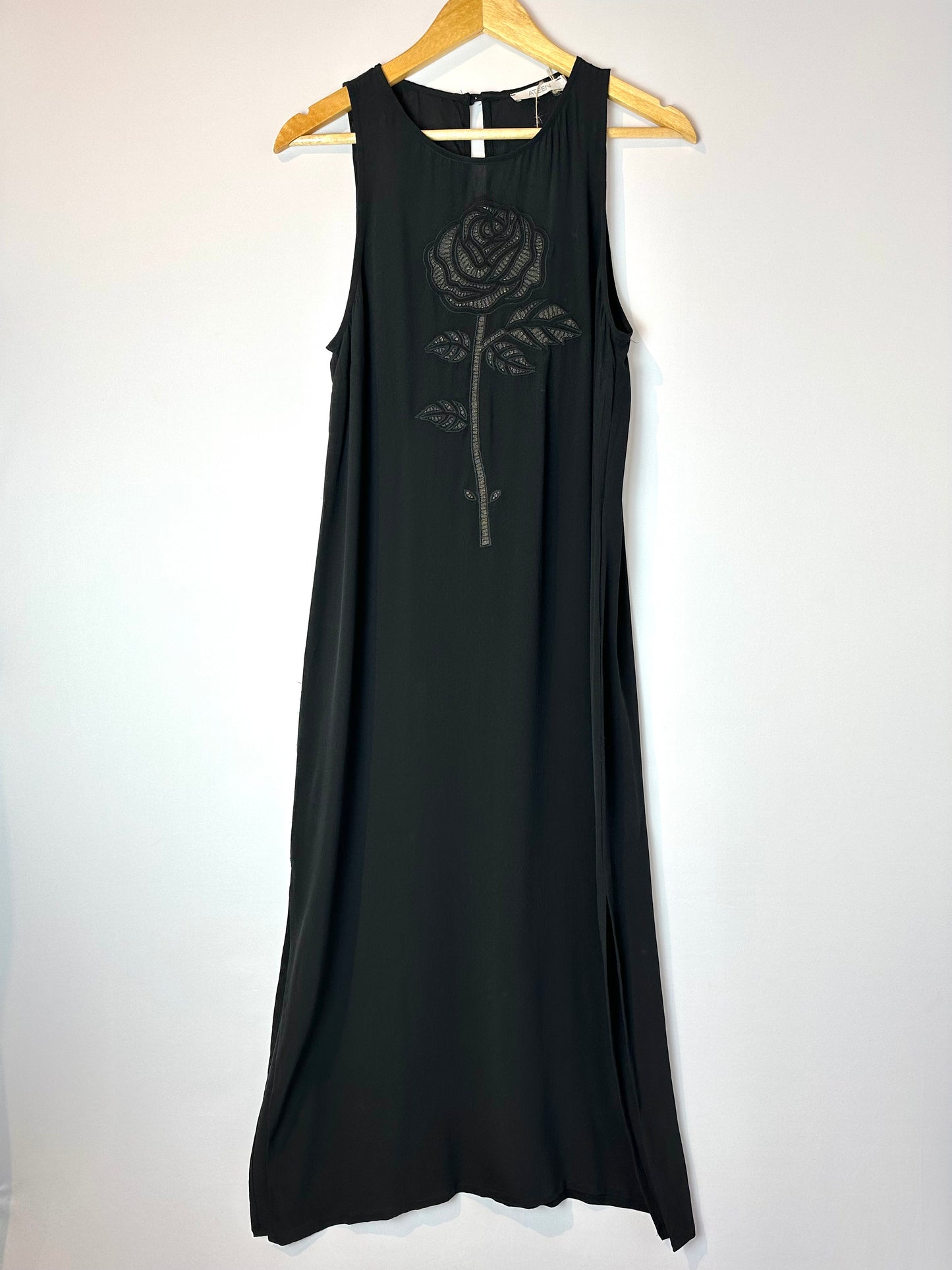 Ateen · Vestido longo com bordado de uma flor