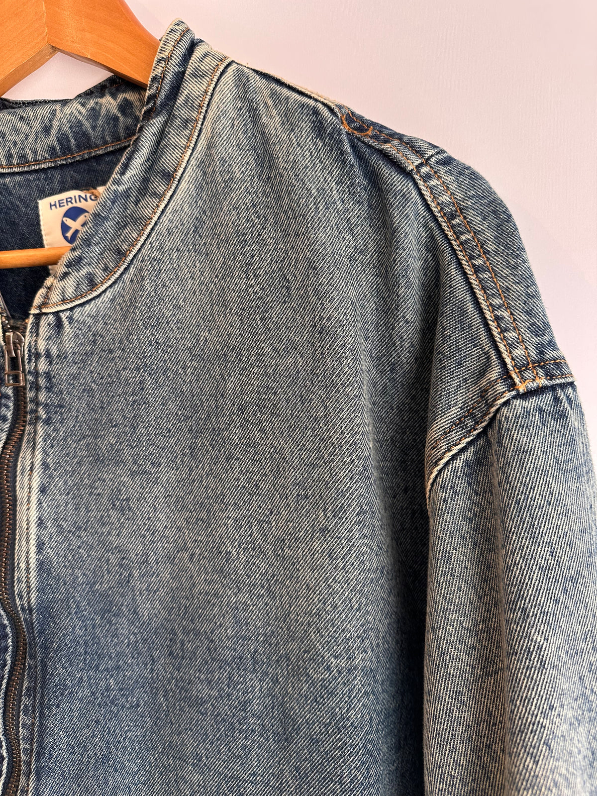Jaqueta jeans tipo bomber Hering – lavagem tradicional – Tam. GG