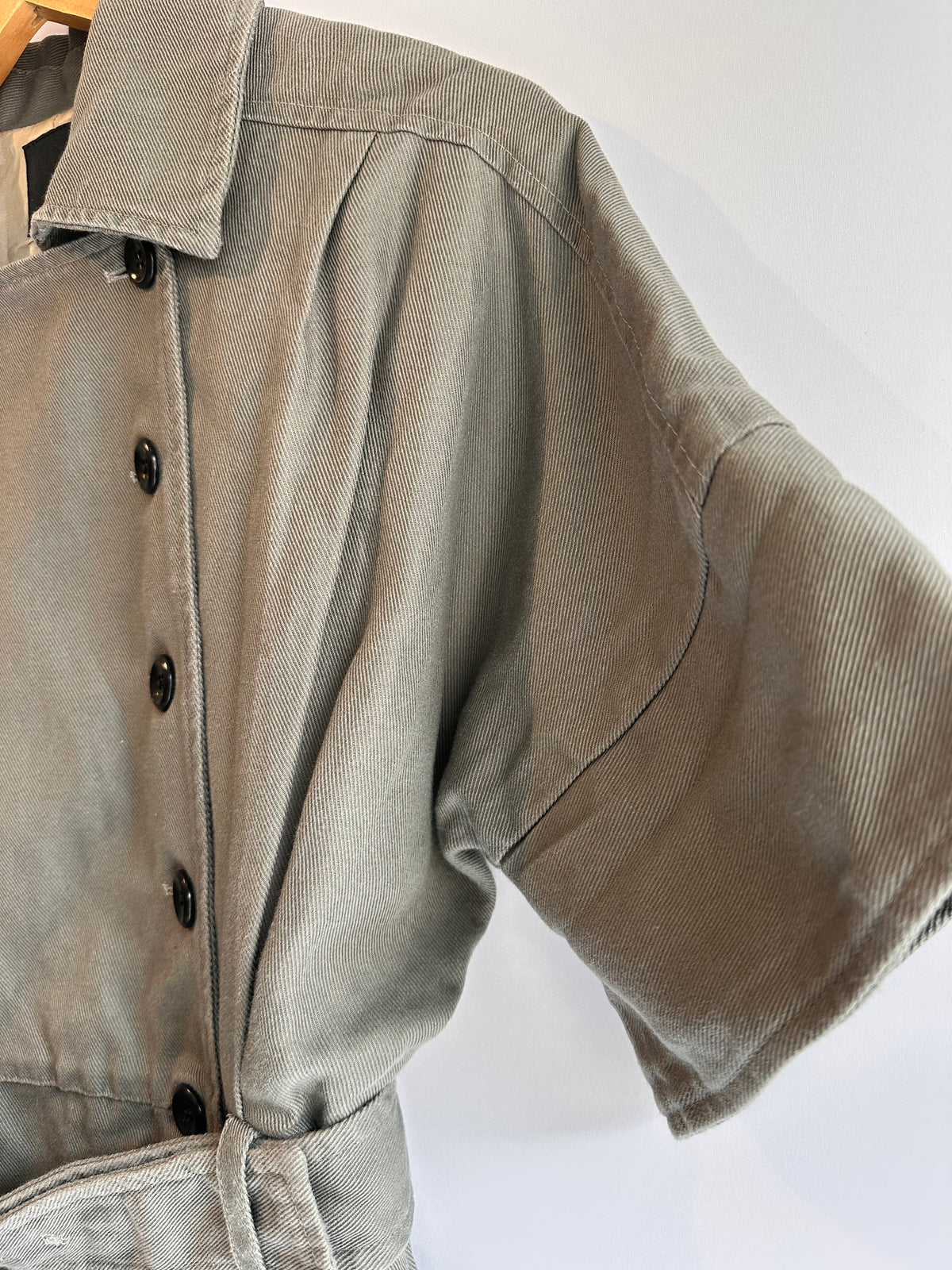 Cori · Blusa estilo trench coat mini – cinza – Tam. P