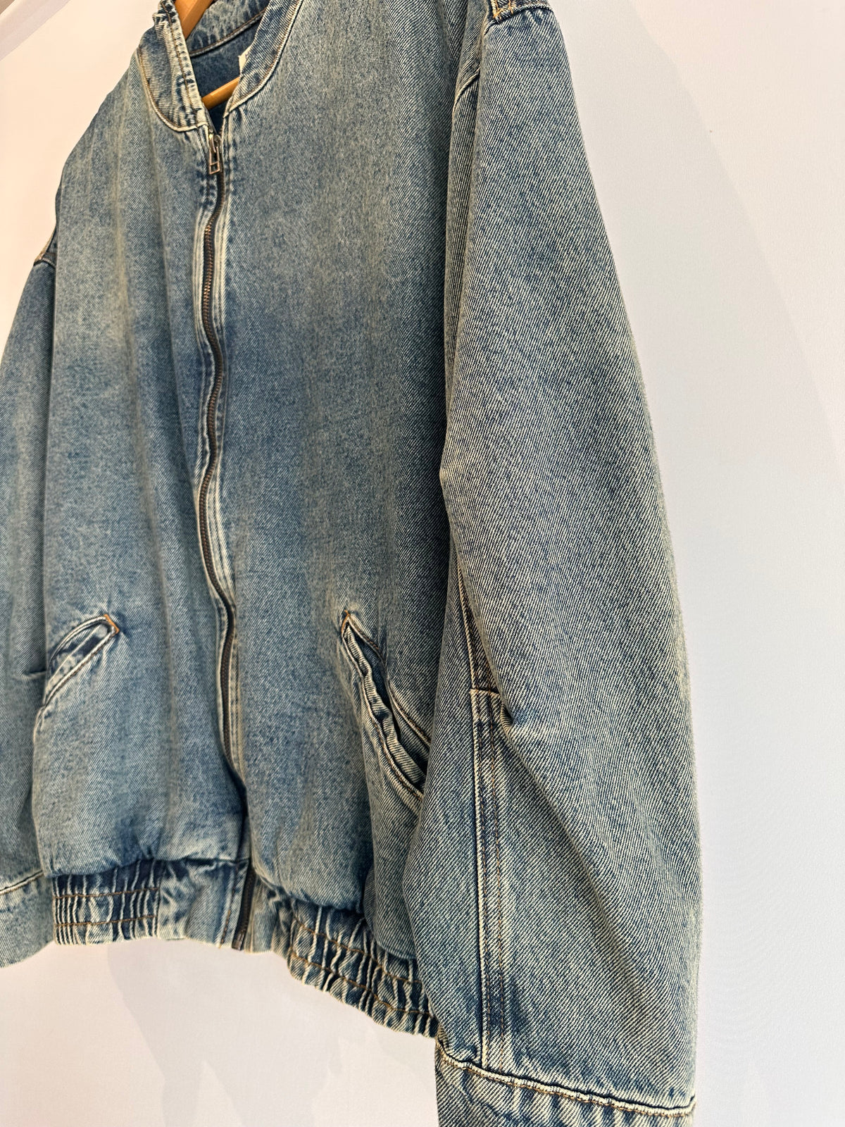 Jaqueta jeans tipo bomber Hering – lavagem tradicional – Tam. GG