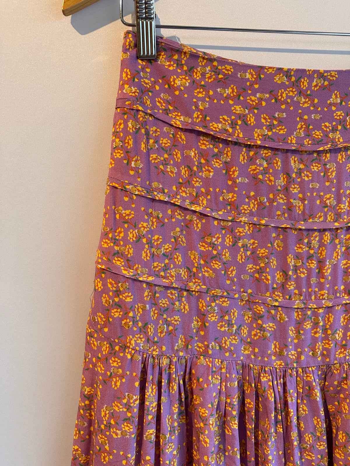 Maria Filó · Saia midi com pala grossa – roxo com florzinhas amarelas – Tam. PP