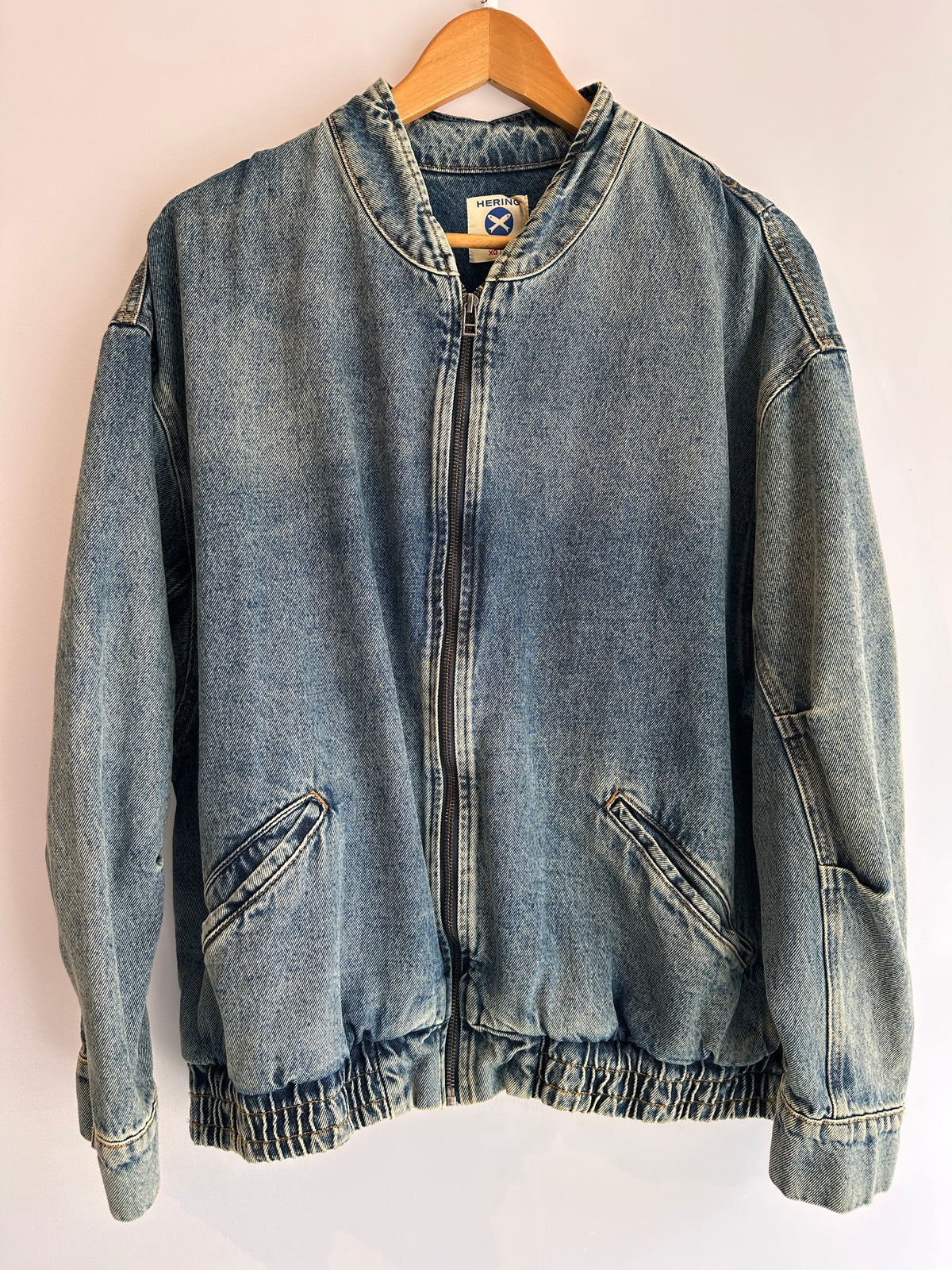 Jaqueta jeans tipo bomber Hering – lavagem tradicional – Tam. GG