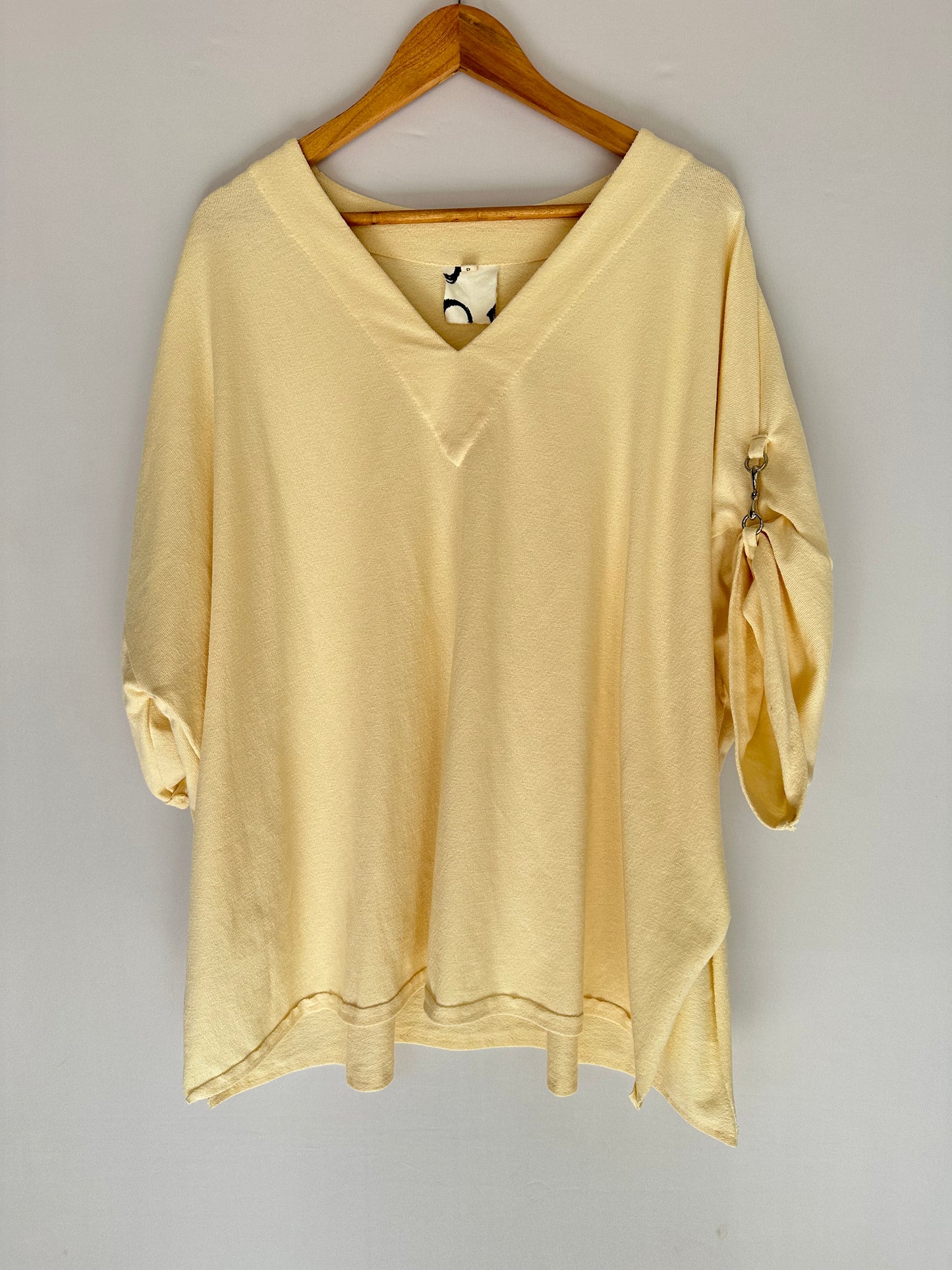 Outra · Blusa com detalhe na manga com ferro UNA