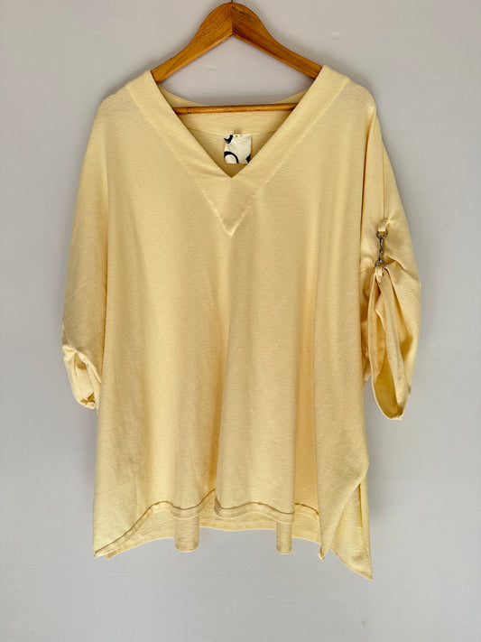 Outra · Blusa com detalhe na manga com ferro UNA