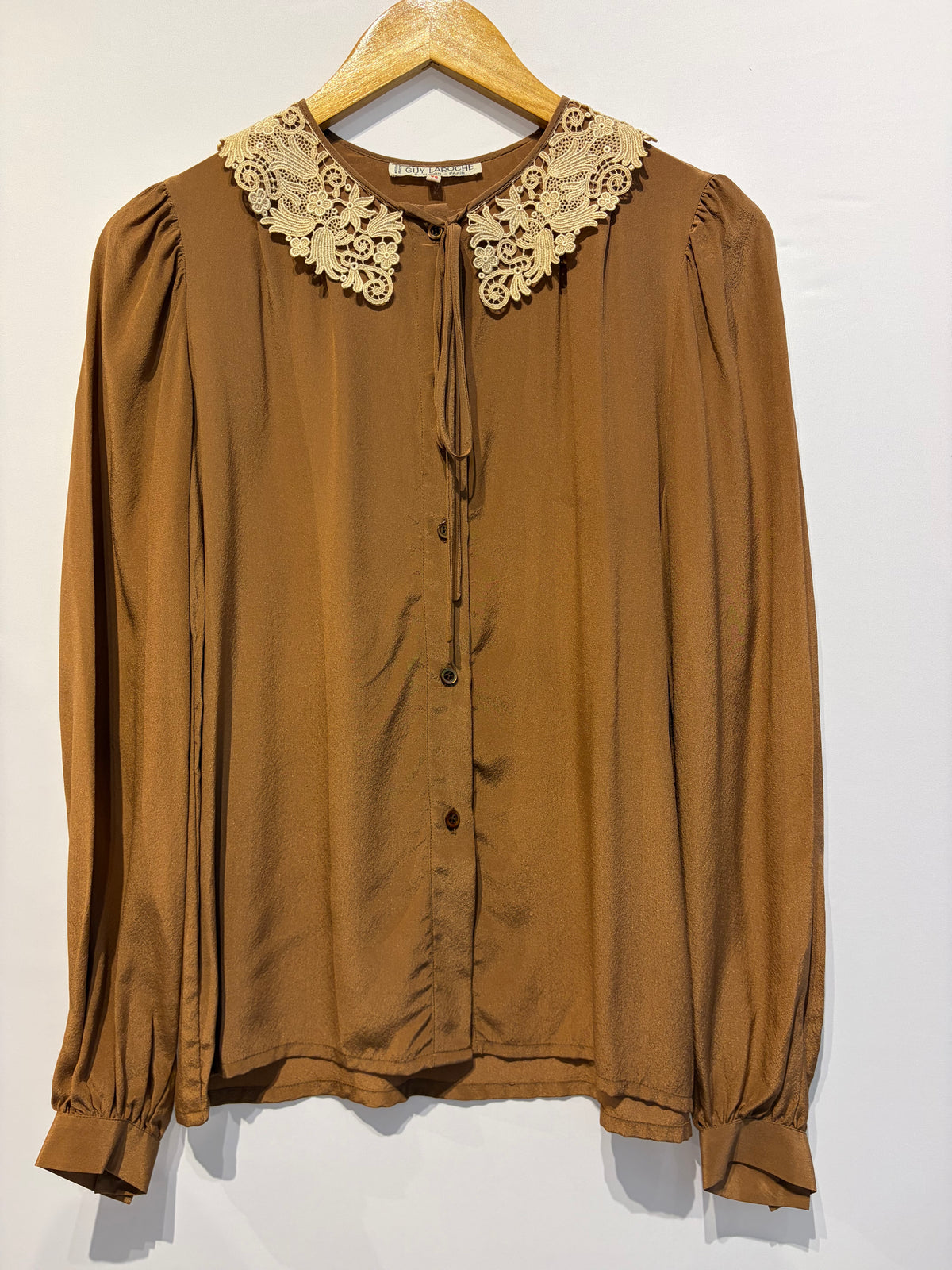Outra · Blusa tipo bata Guy Laroche