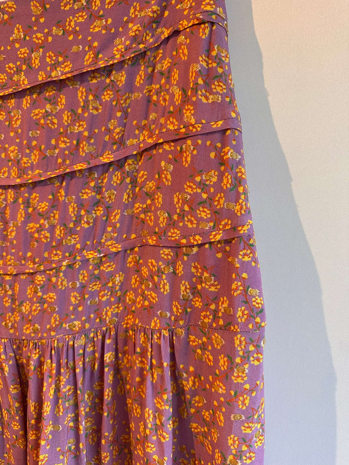 Maria Filó · Saia midi com pala grossa – roxo com florzinhas amarelas – Tam. PP