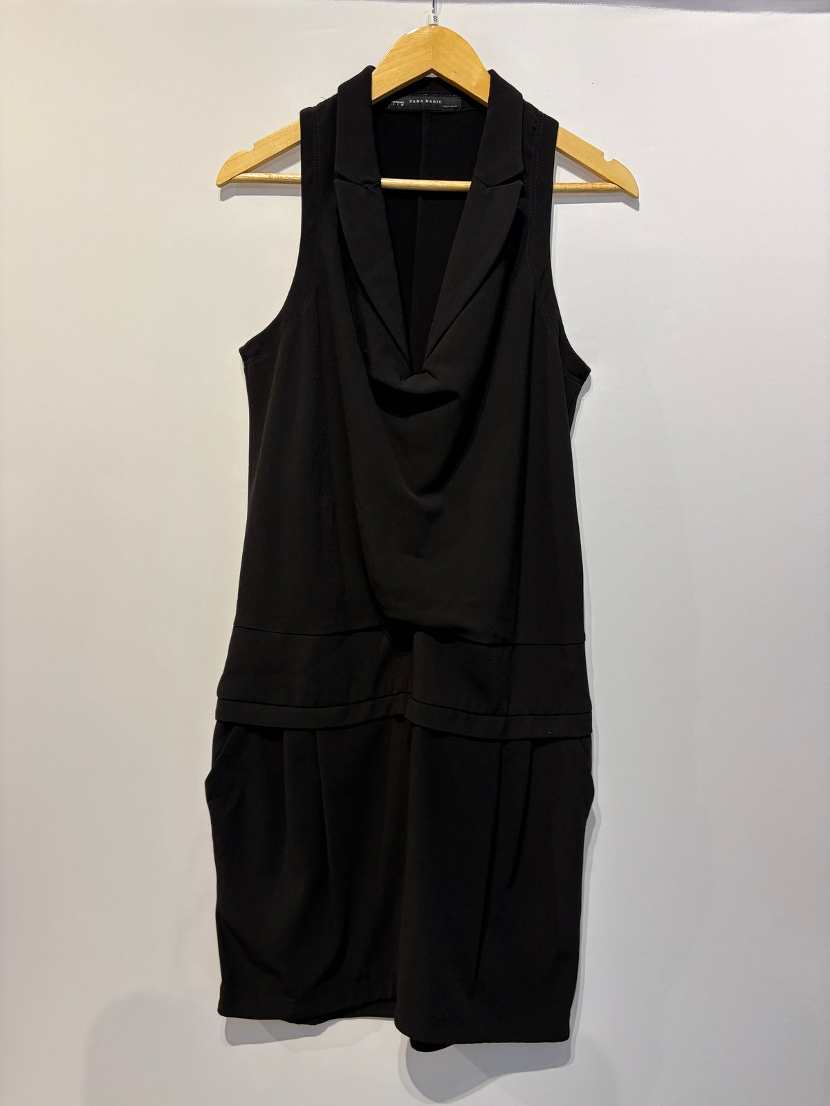 Zara · Vestido curto sem manga
