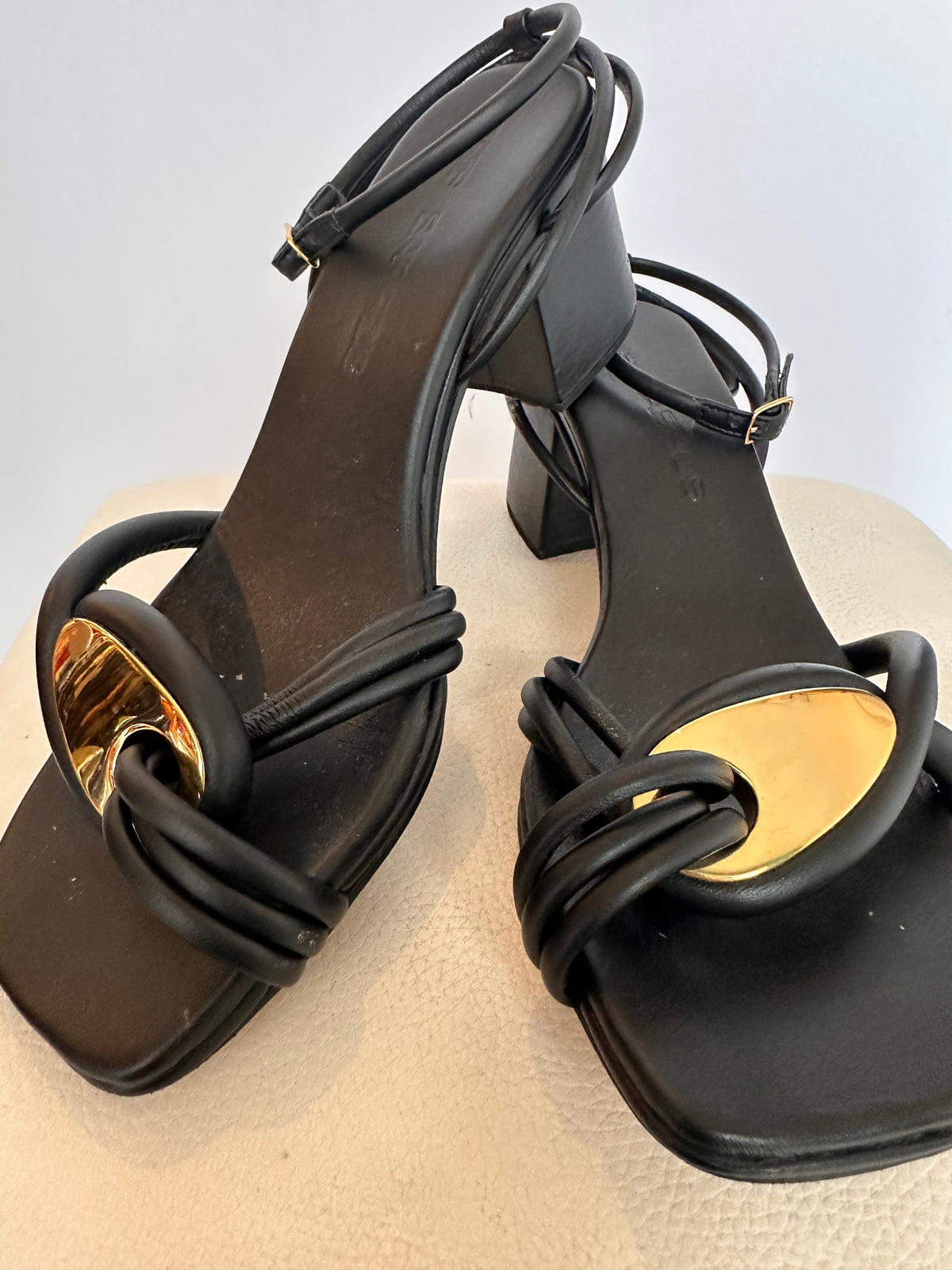 Cris Barros · Sandália com detalhe dourado 38