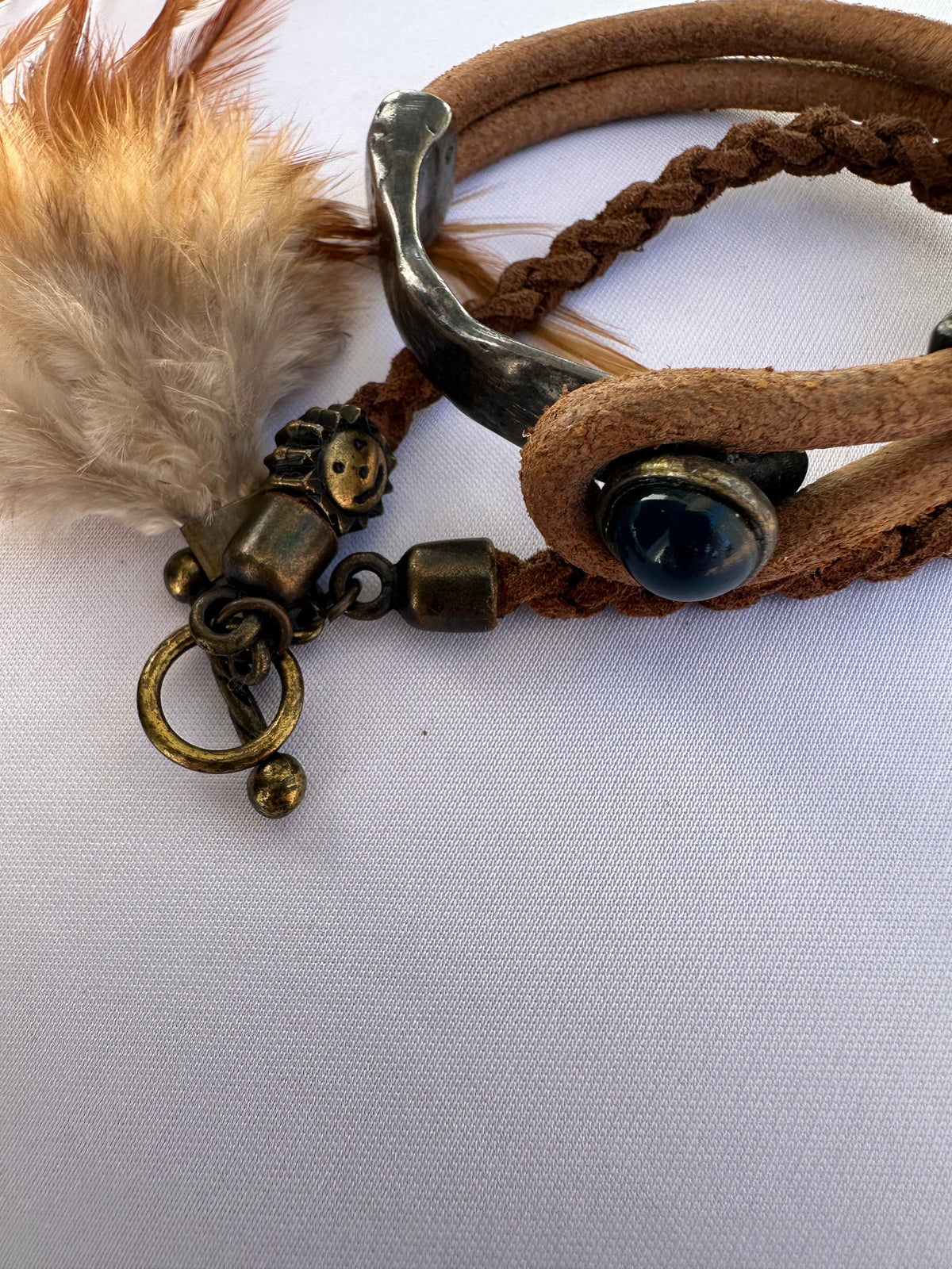 Farm · Pulseira de couro com pena
