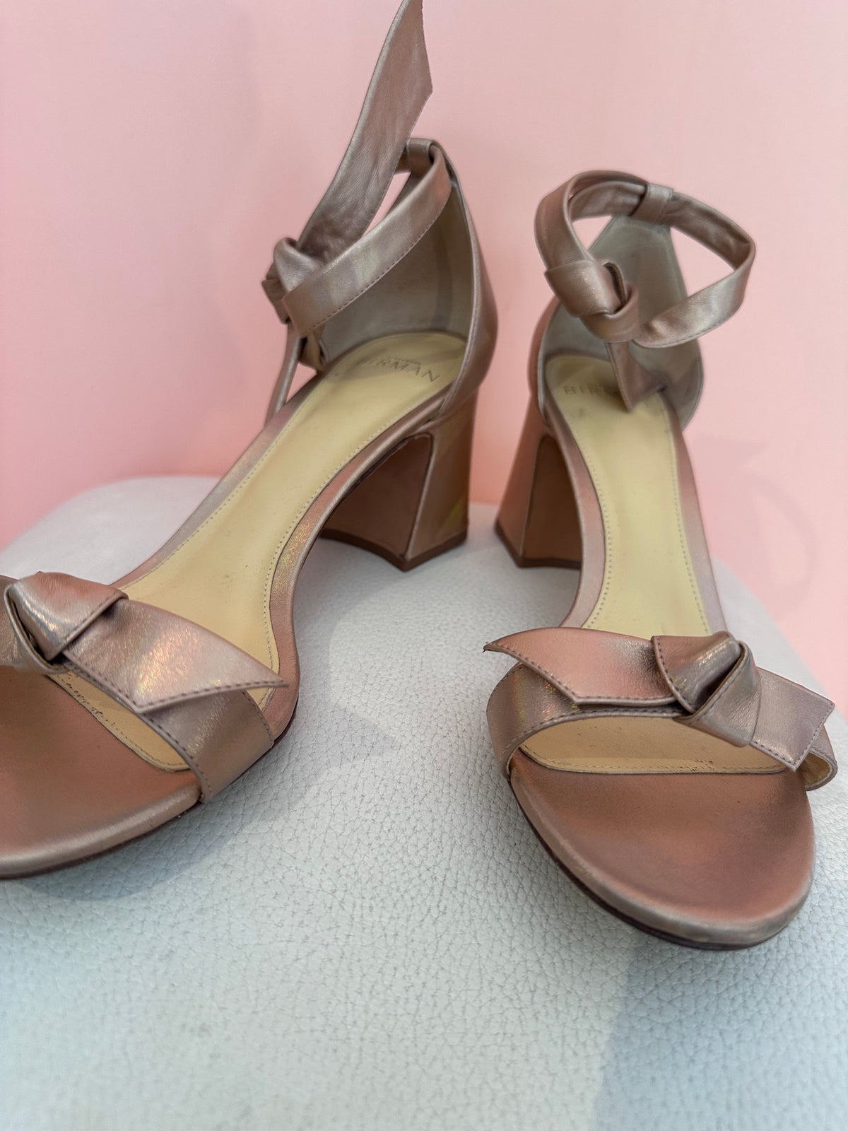 Alexandre Birman · Sandália salto médio furta-cor 36 – rosa furta-cor