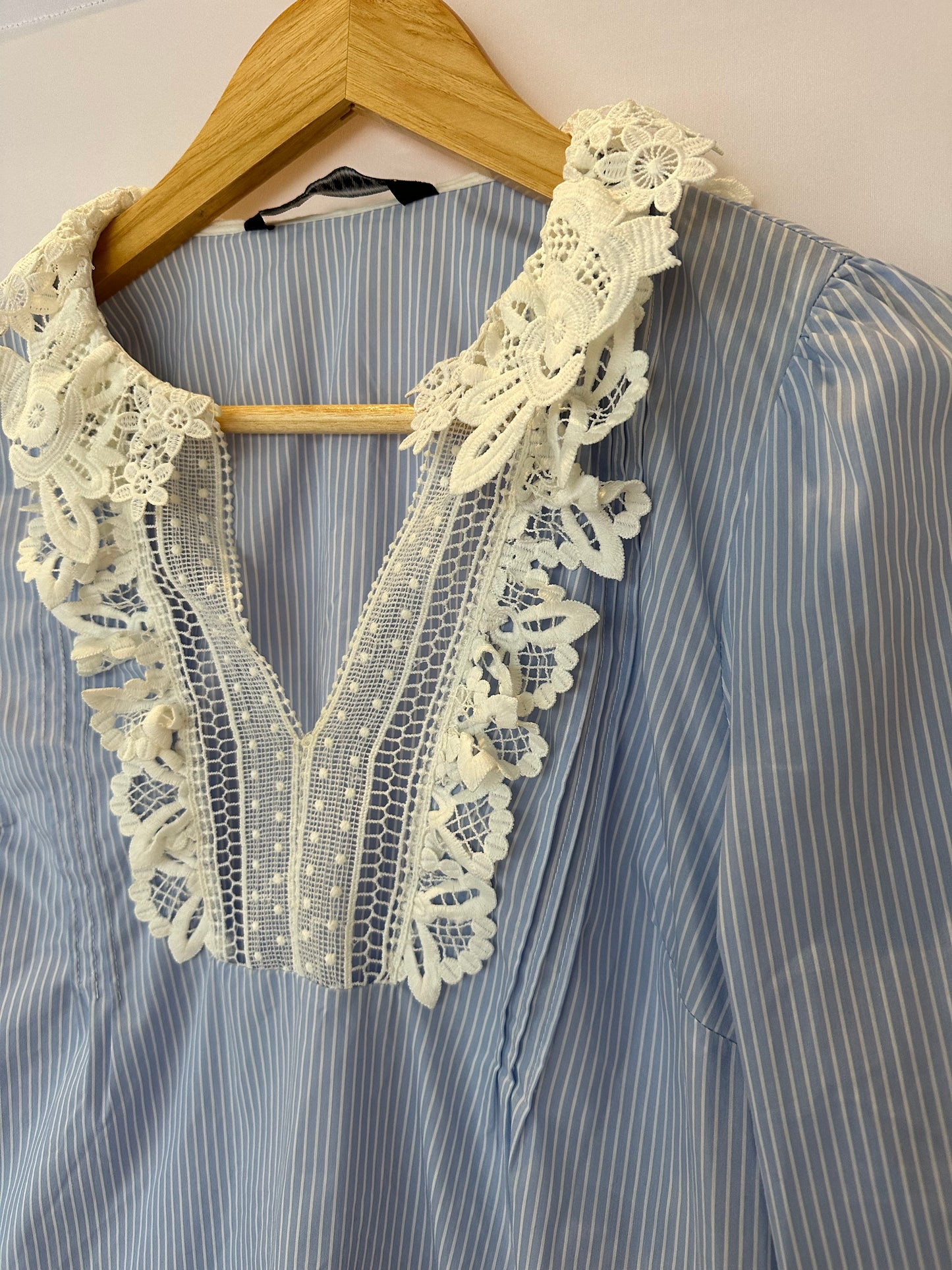 Zara · Blusa com gola em renda