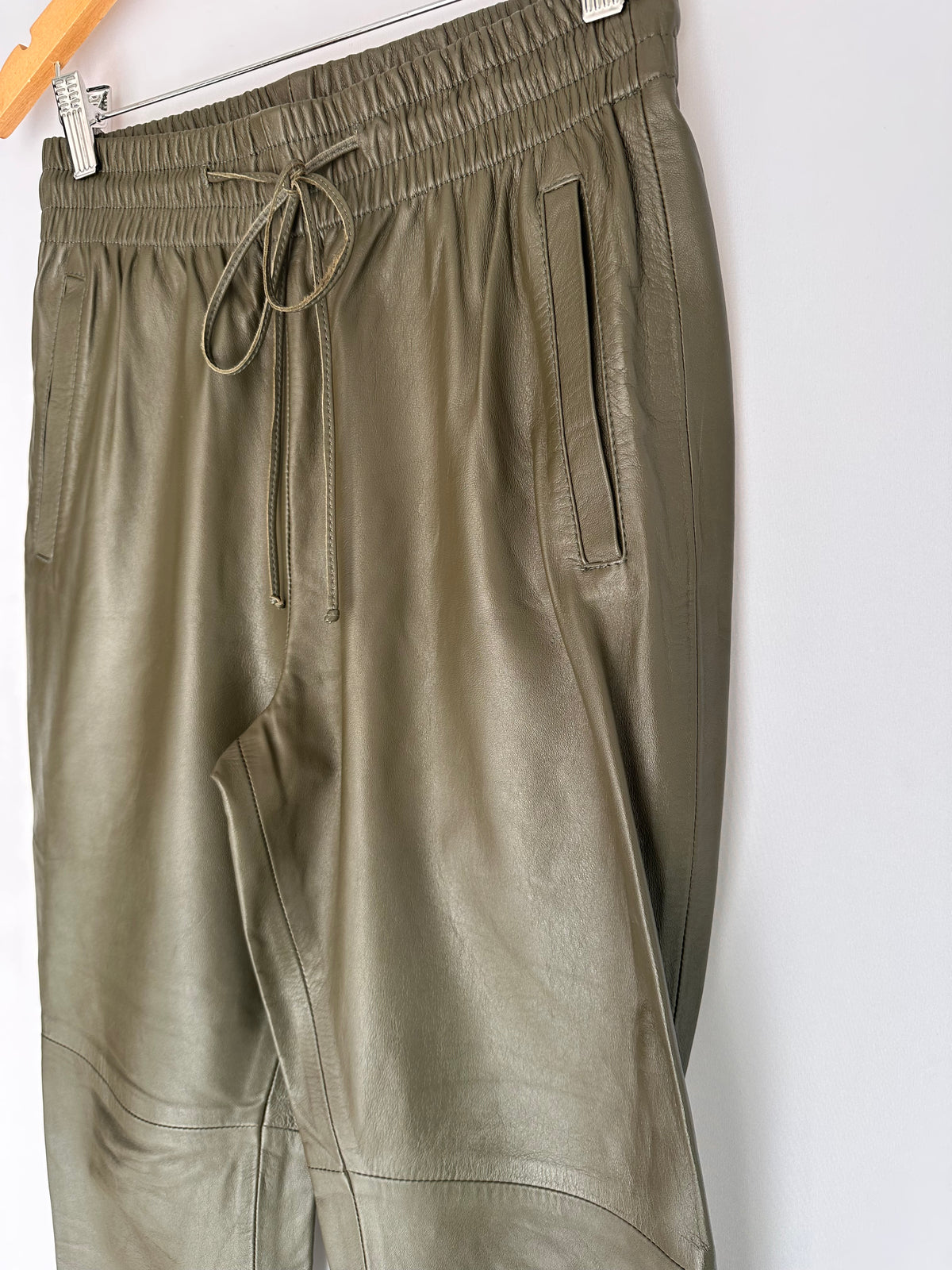 Carol Rossato · Calça em couro com elástico no cós – verde – Tam. P