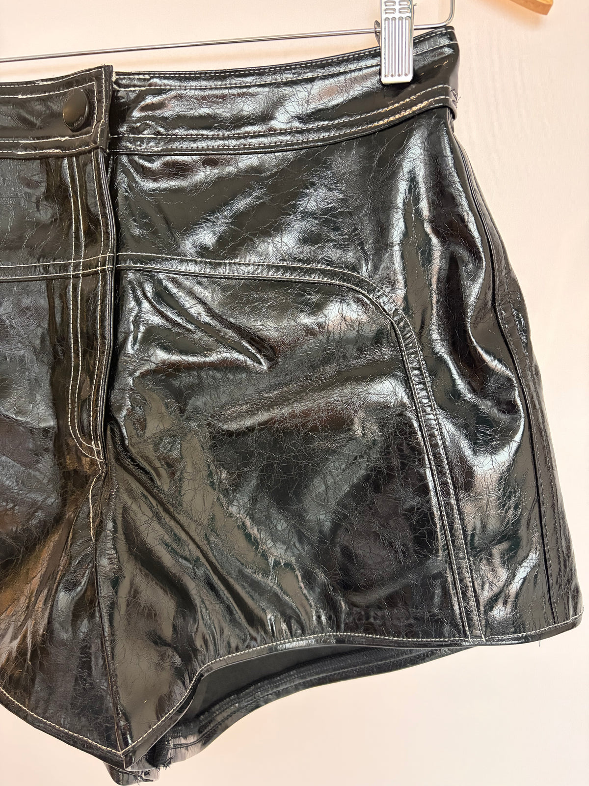 Open · Short em PU envernizado – preto – Tam. P