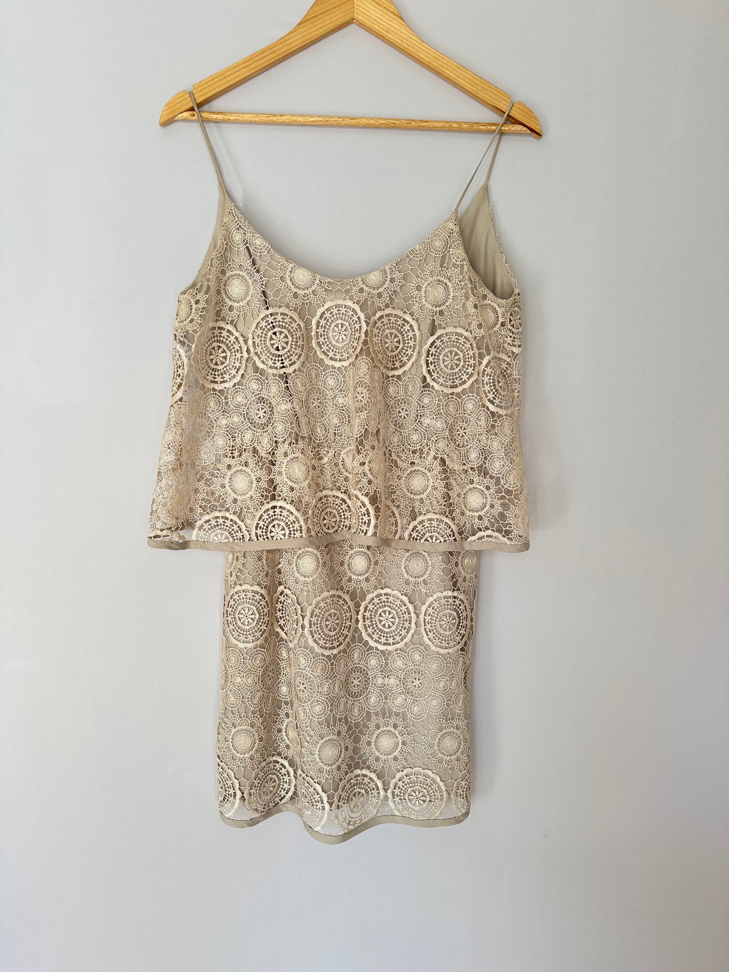Dress To · Vestido curto em renda