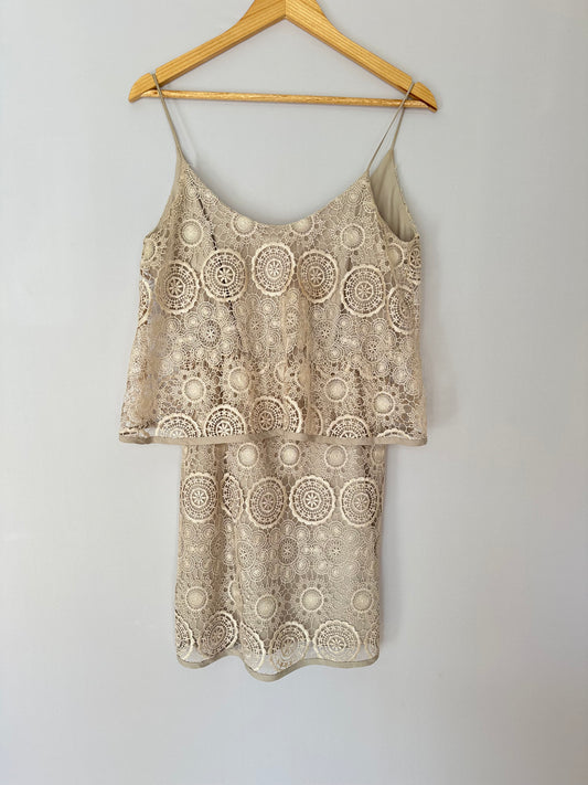 Dress To · Vestido curto em renda