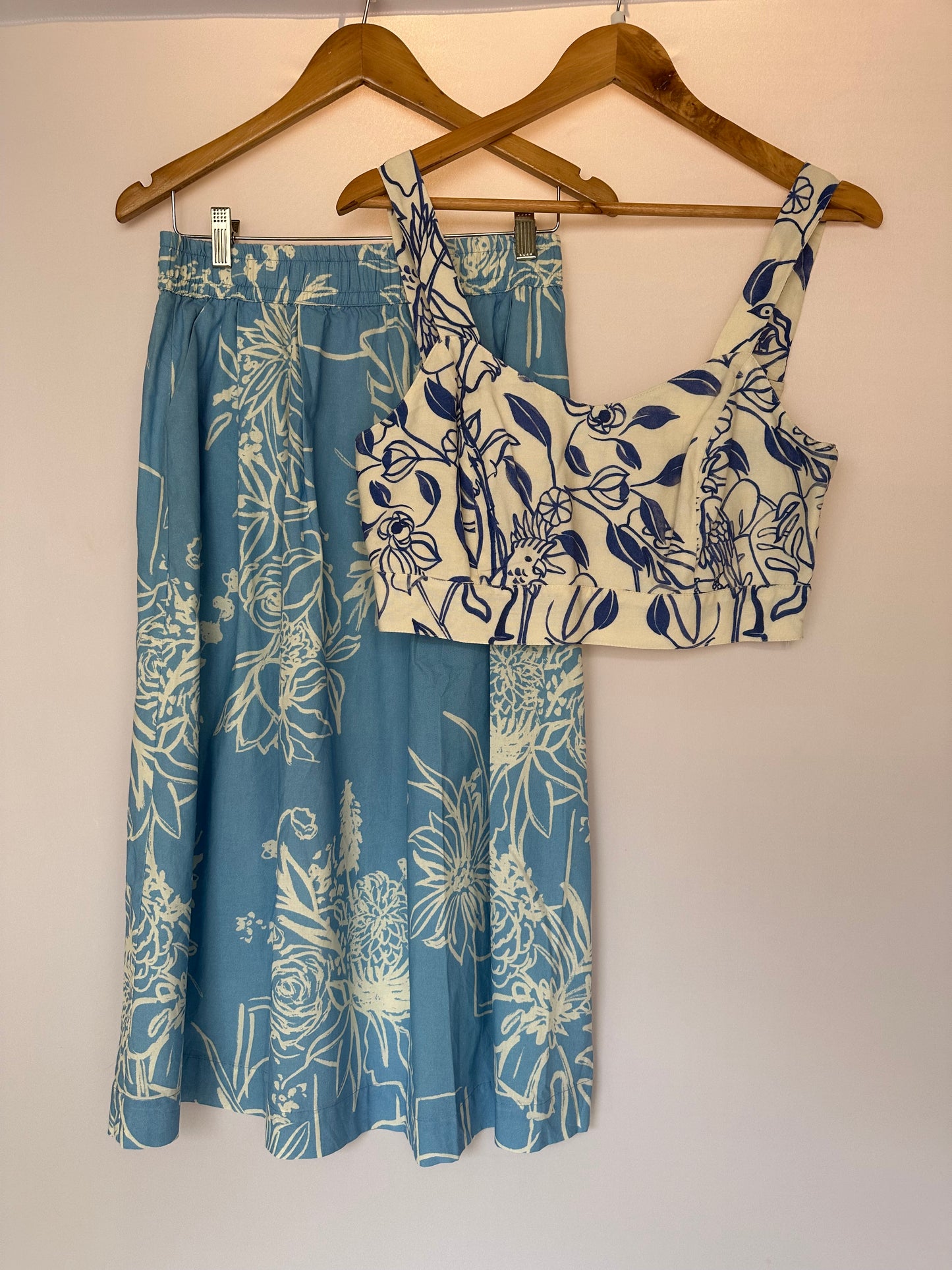 Outra · Saia mídi azul Benta studio