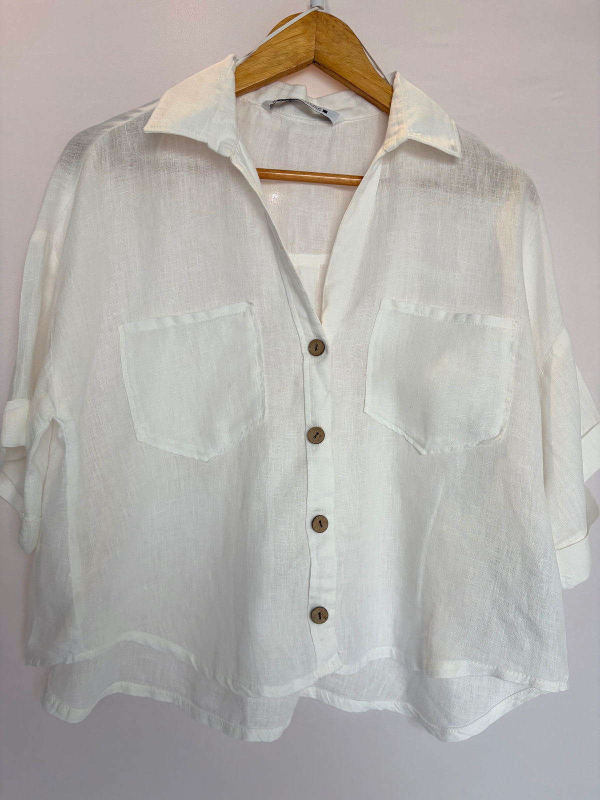 Zara · Camisa curta com botões em madeira