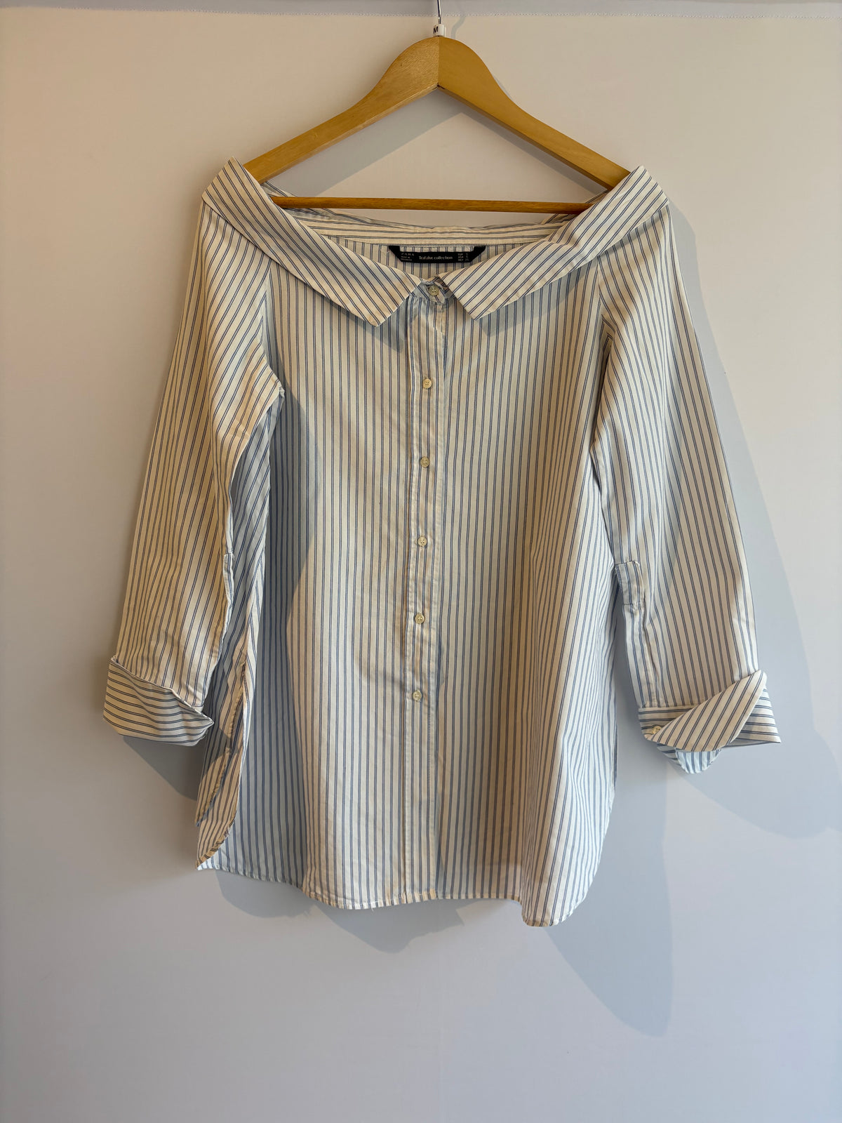 Zara · Camisa gola ombro a ombro – branco com listras azul – Tam. P