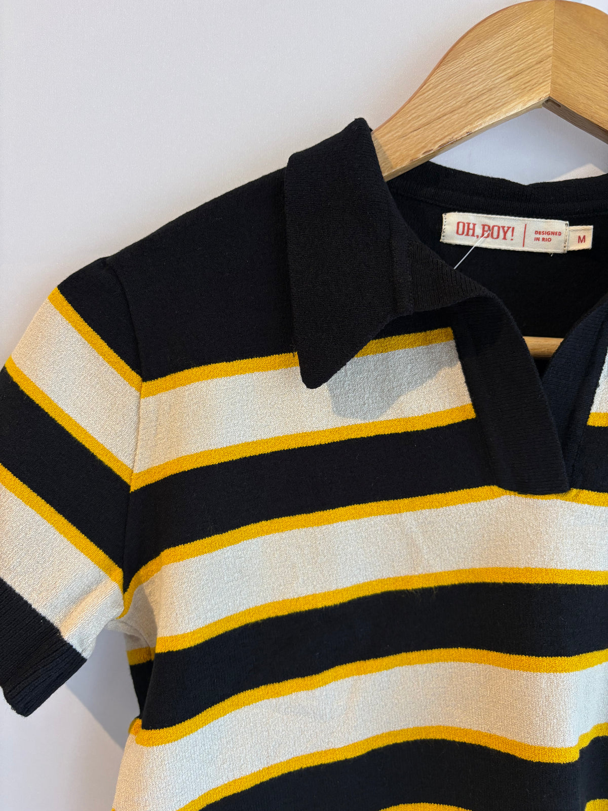 "Oh, Boy!" · Blusa tipo polo listrada – preto, bege e amarelo – Tam. M