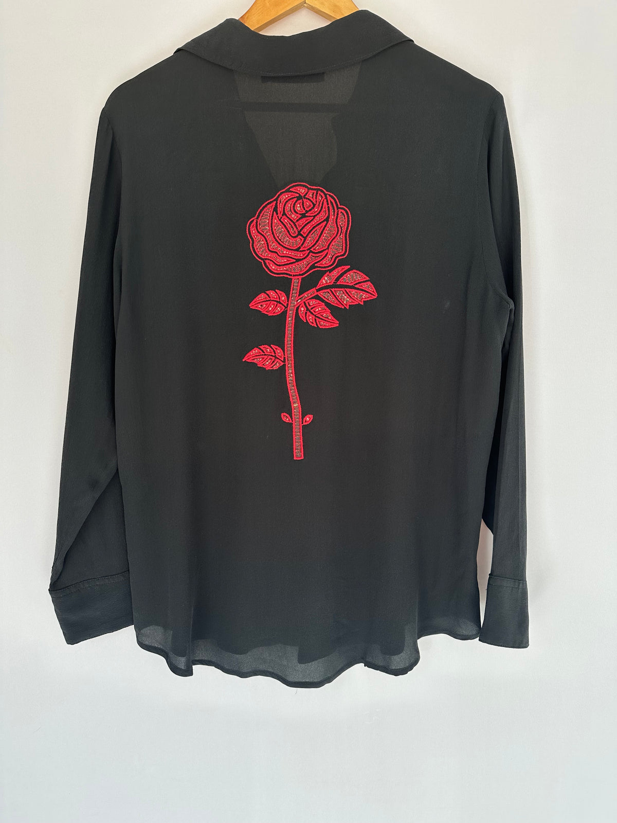 Ateen · Camisa com rosa vermelha