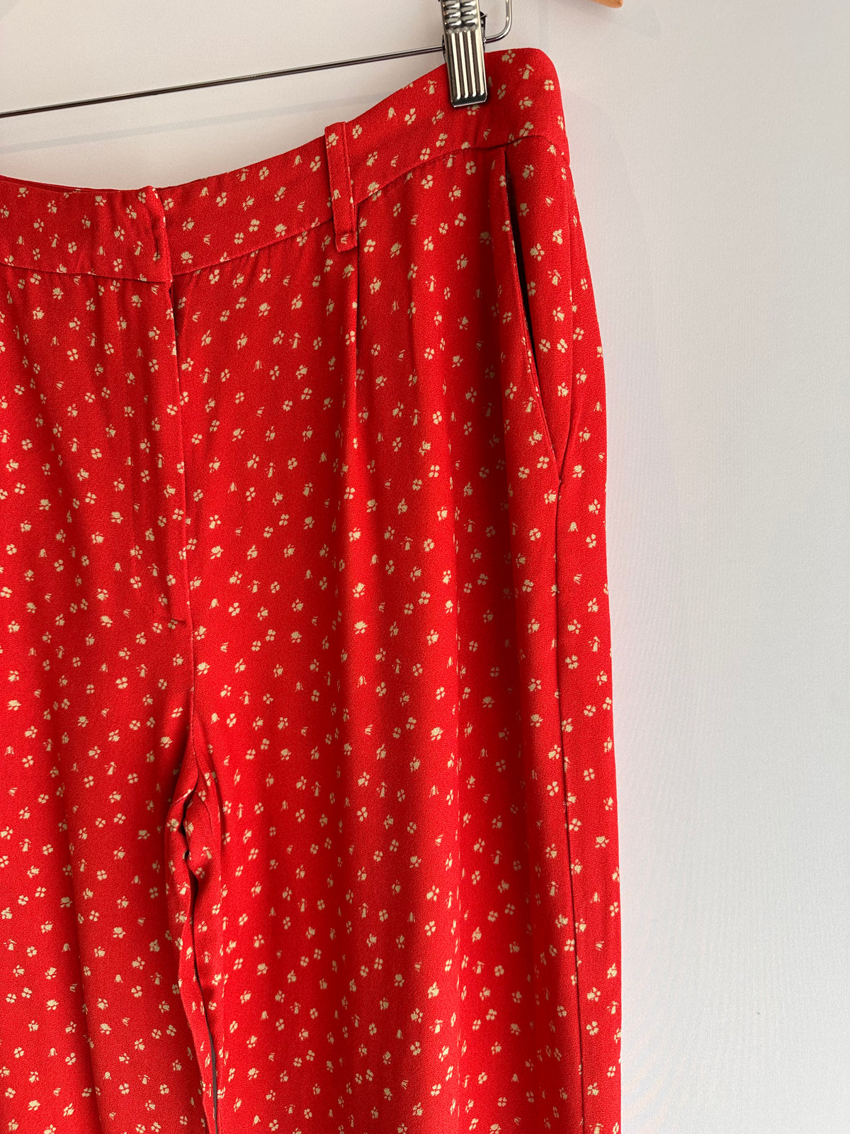 Nv · Calça reta – vermelha com florzinha – Tam. G