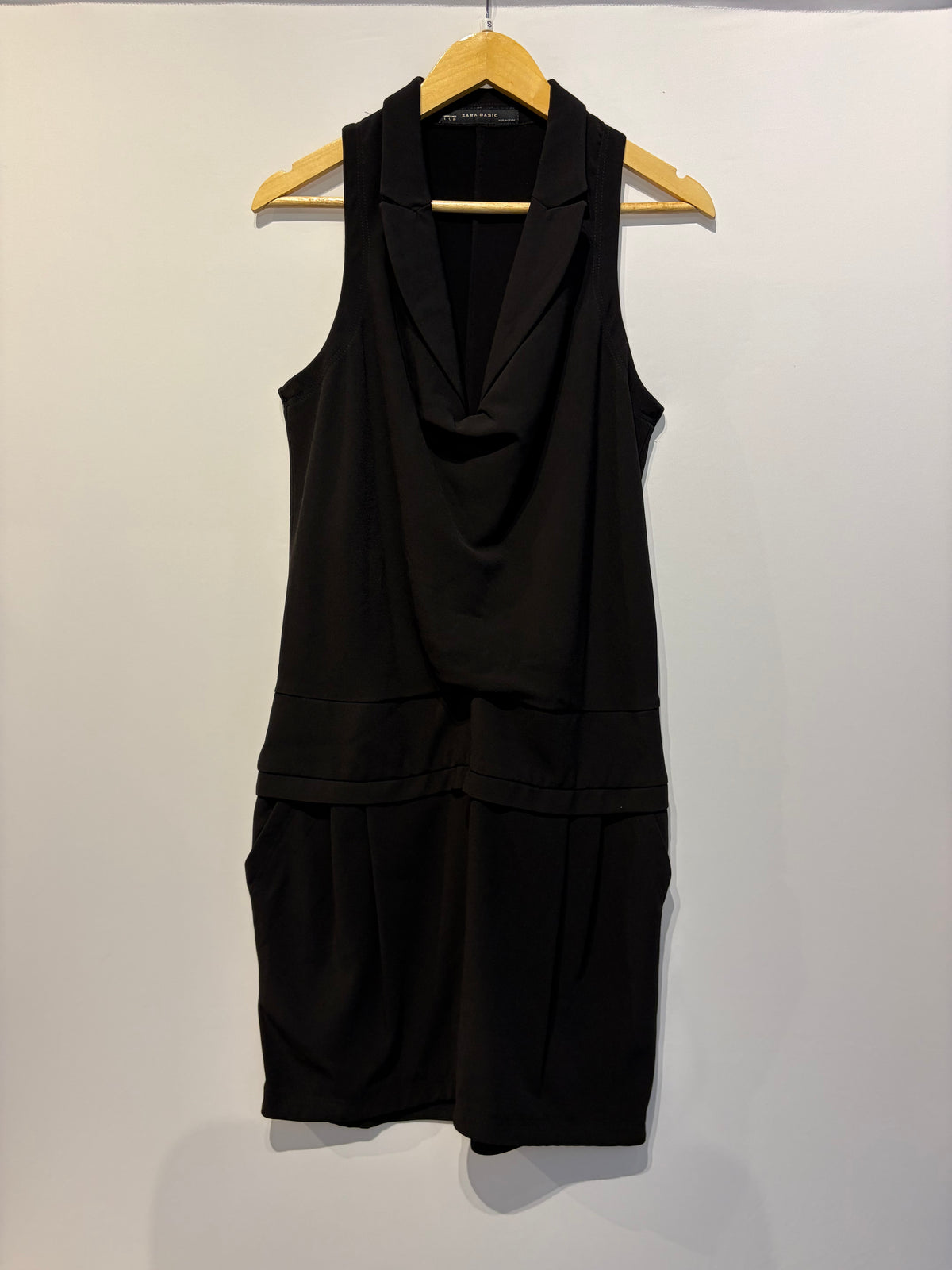 Zara · Vestido curto sem manga