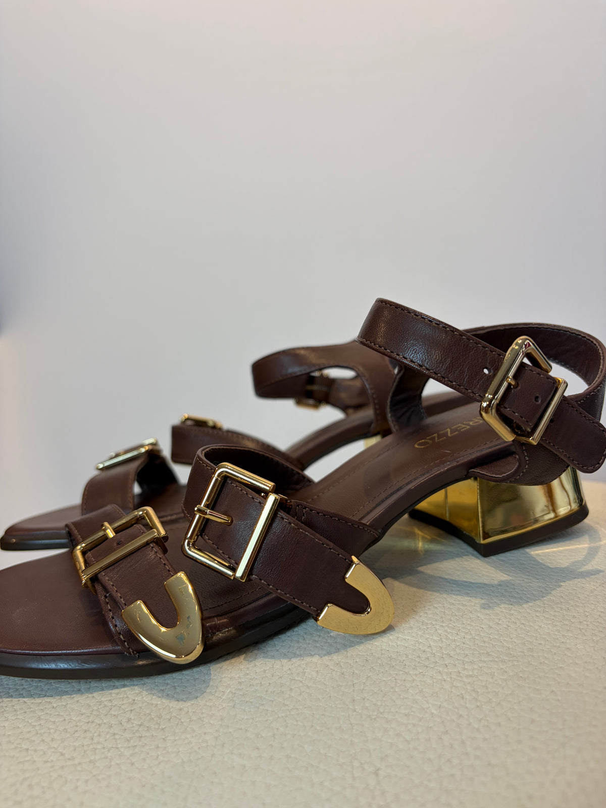 Arezzo · Sandália salto baixo dourado 34