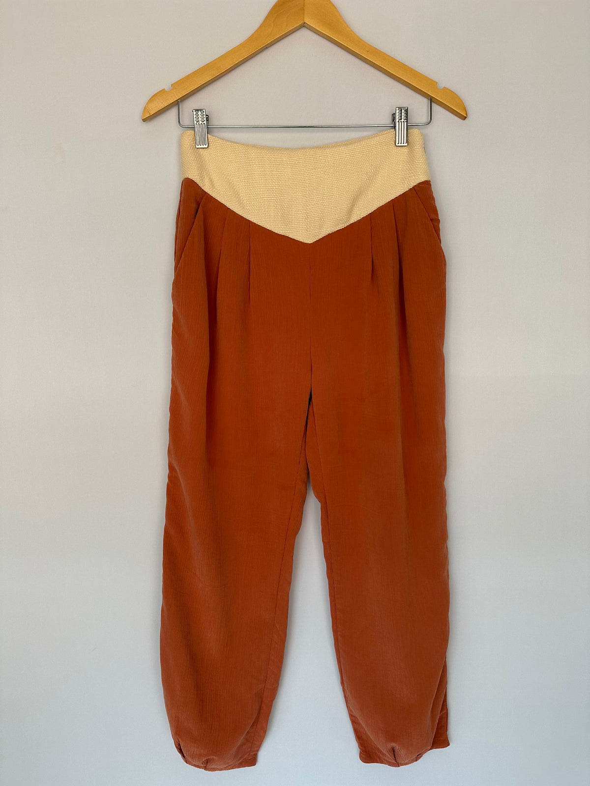 Chez Nous · Calça Genie pants modelo (Aladim) – coral com bege – Tam. P