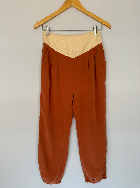 Chez Nous · Calça Genie pants modelo ( Aladim)