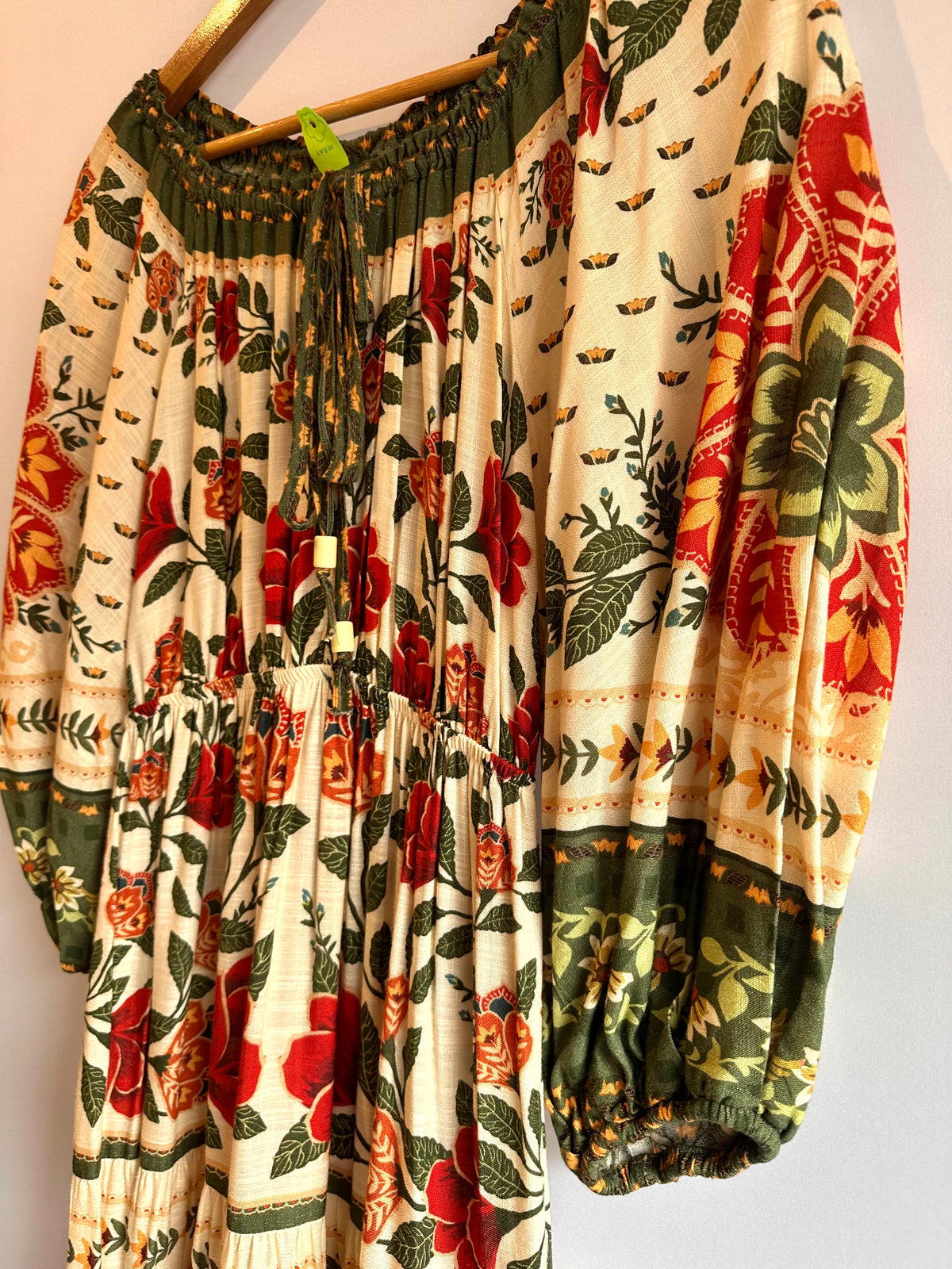 Farm · Vestido longo com mangas compridas – fundo bege com estampa floral – Tam. PP