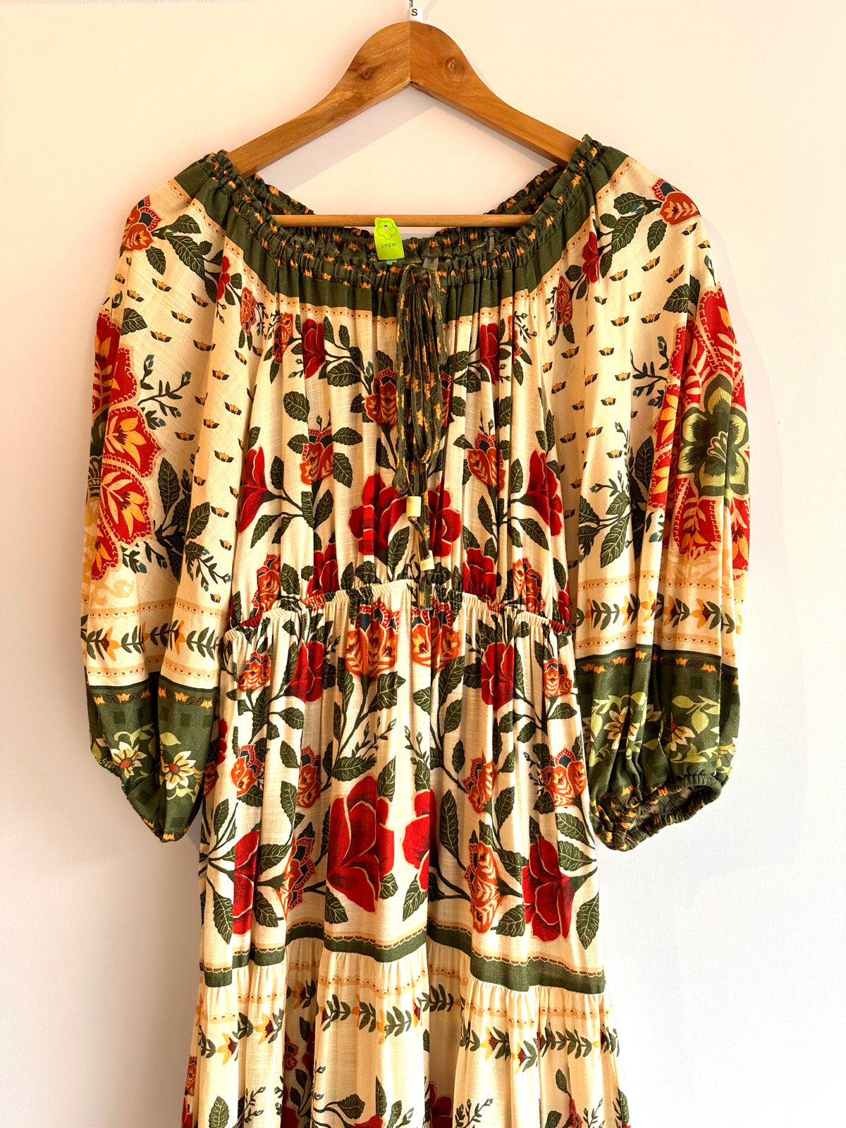 Farm · Vestido longo com mangas compridas – fundo bege com estampa floral – Tam. PP