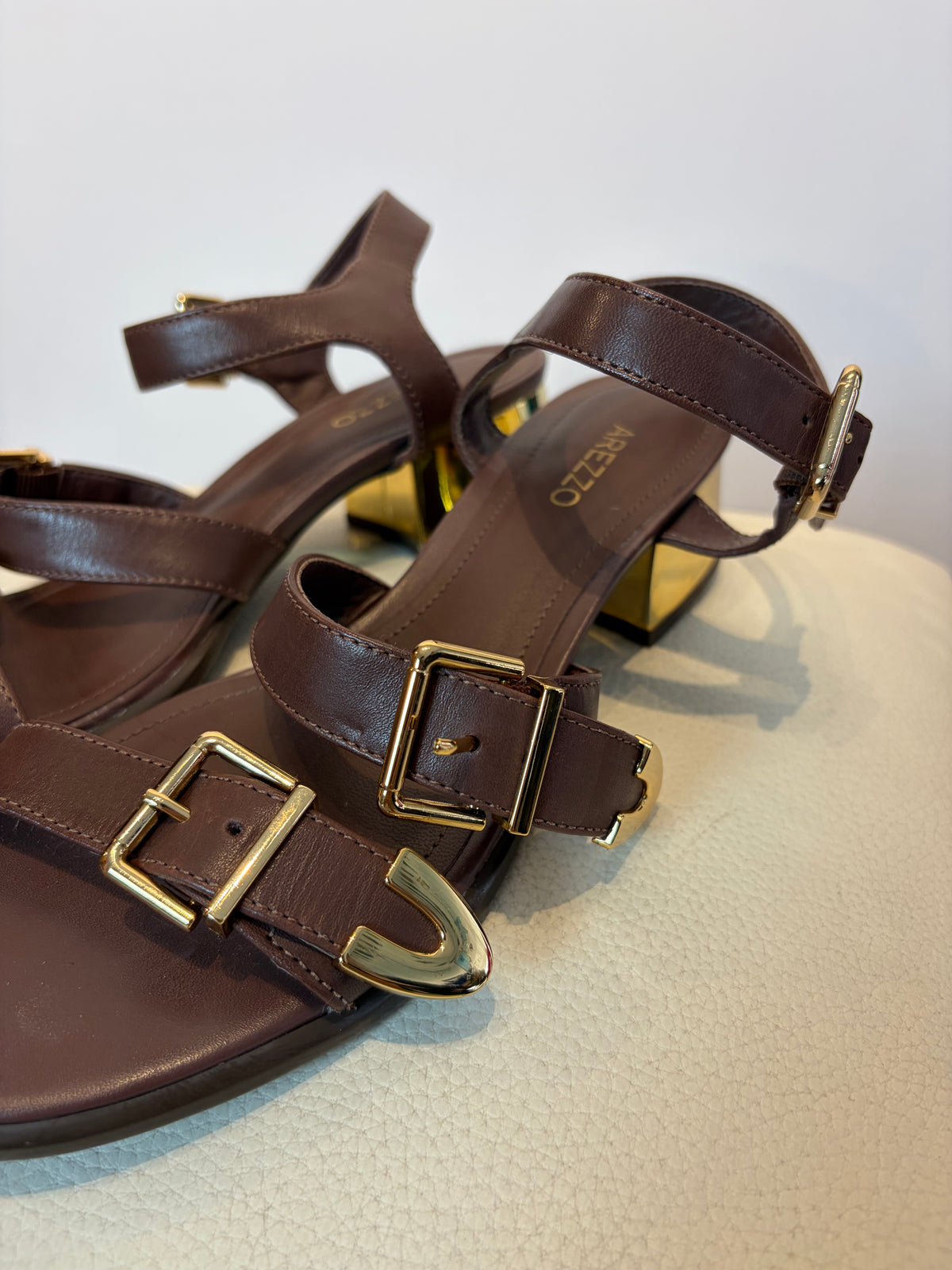 Arezzo · Sandália salto baixo dourado 34