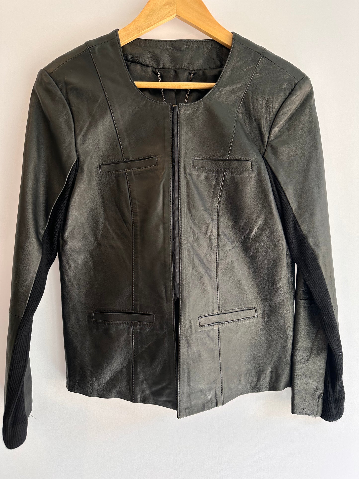 Ateen · Blusa em couro fechamento em colchetes