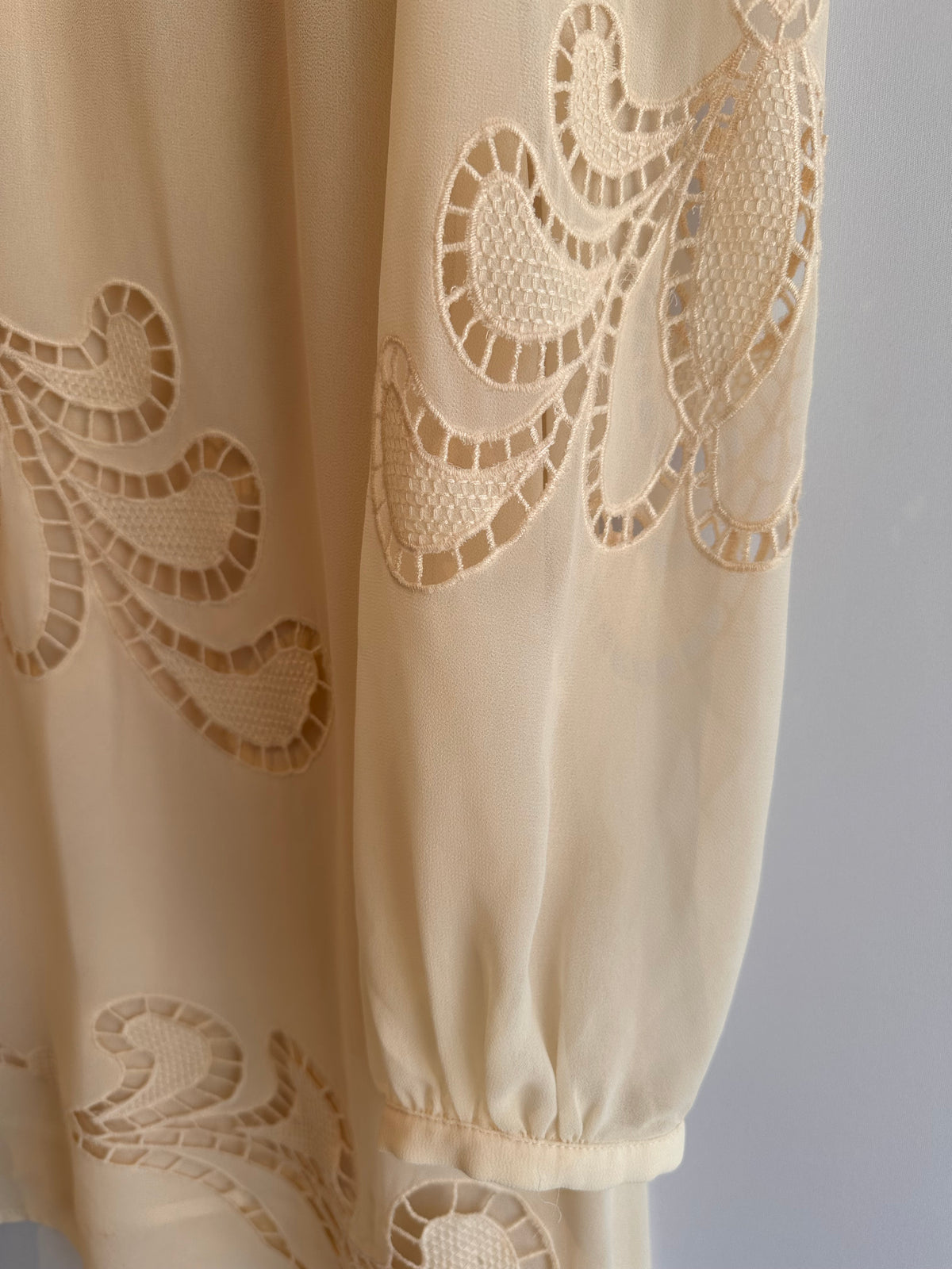 Farm · Vestido curto bordado Richelieu – off-white – Tam. M