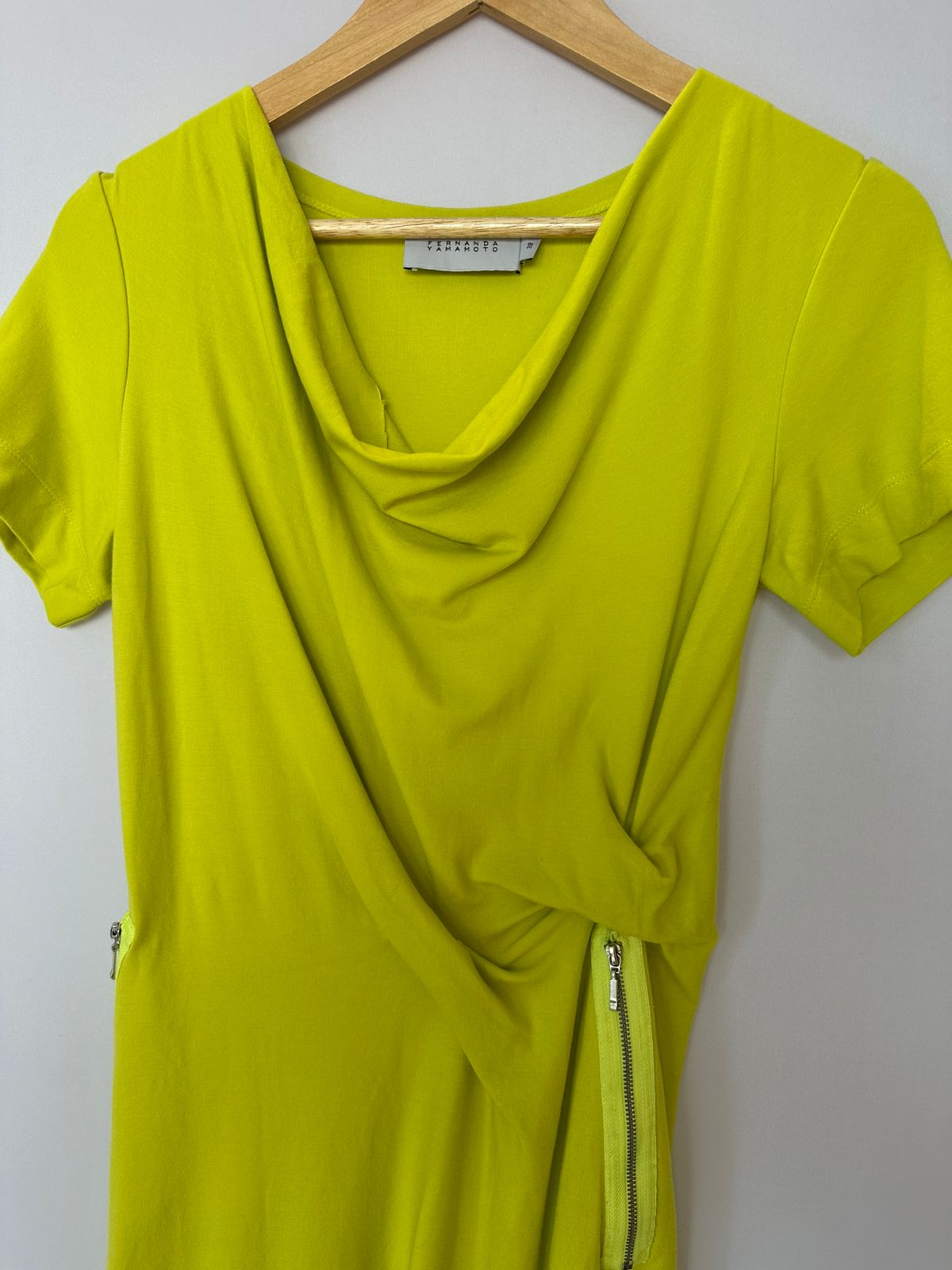 Fernanda Yamamoto · Vestido em malha com detalhes de zíper