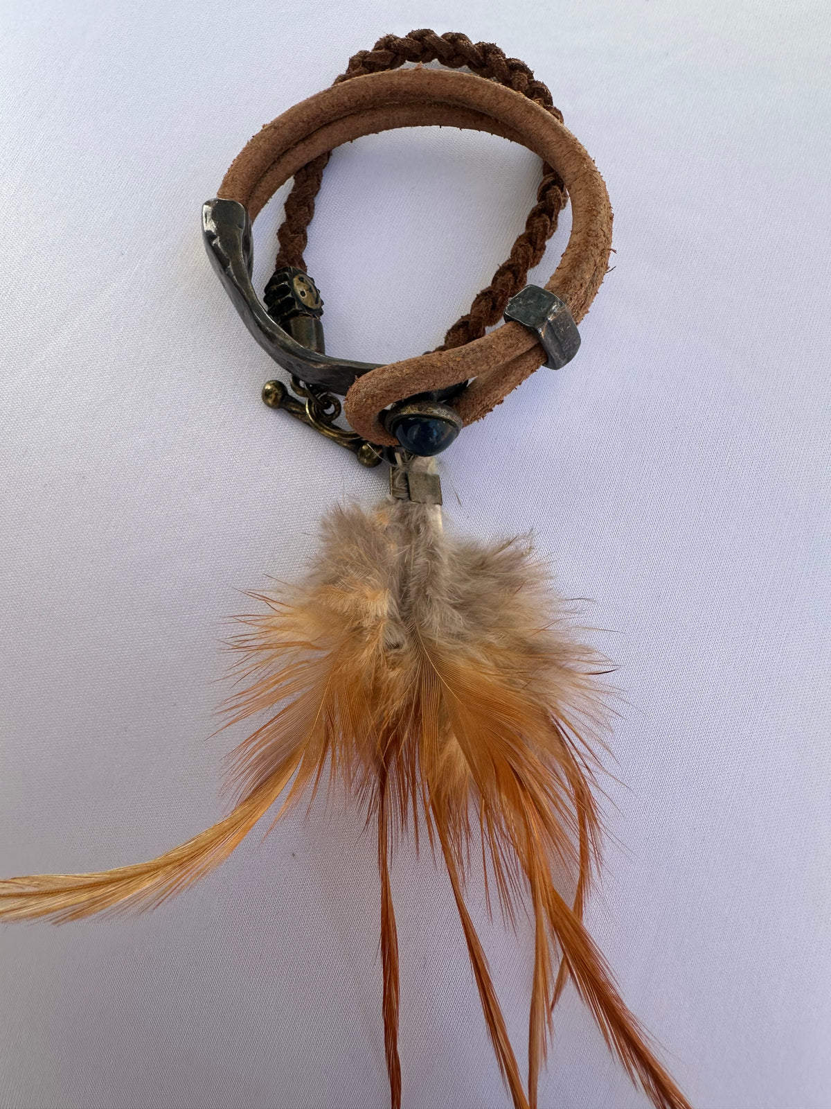 Farm · Pulseira de couro com pena