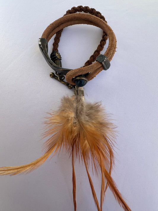 Farm · Pulseira de couro com pena