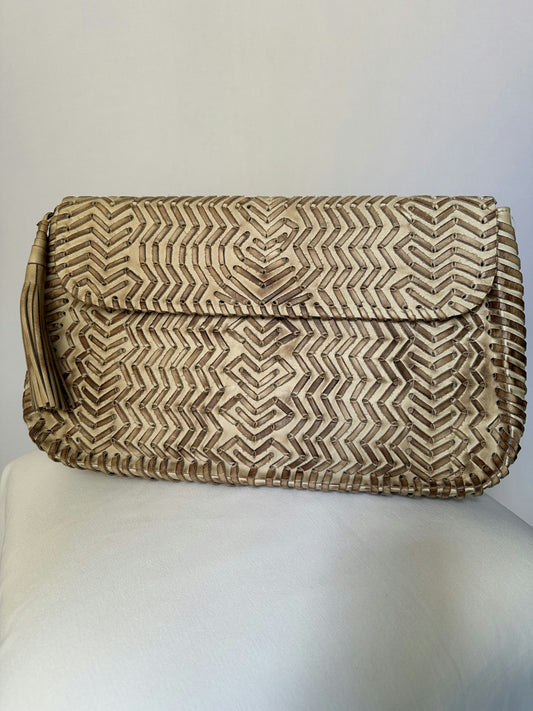 Bolsa de mão trançada